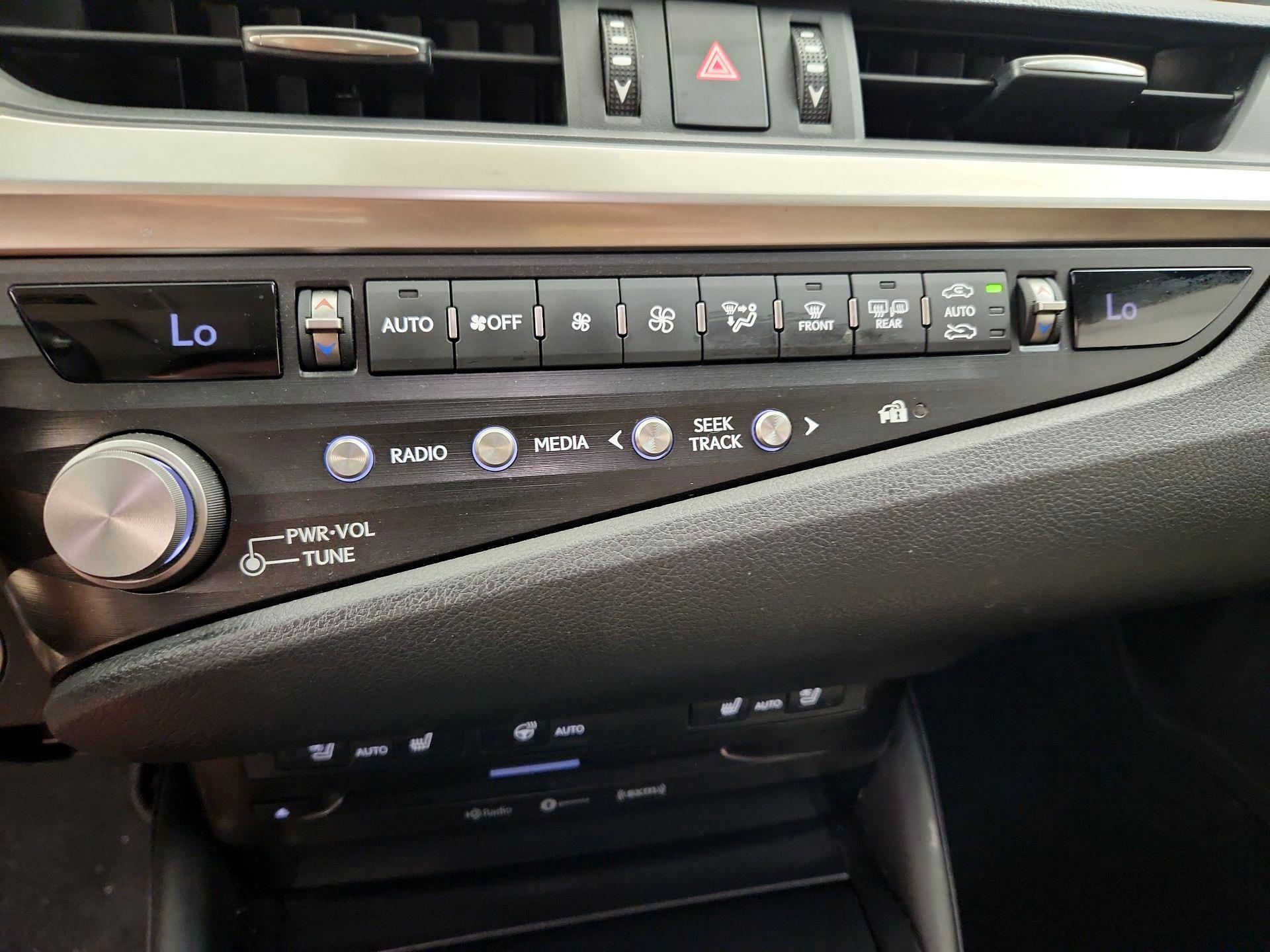 Thumbnail: 2021 Lexus ES - 17