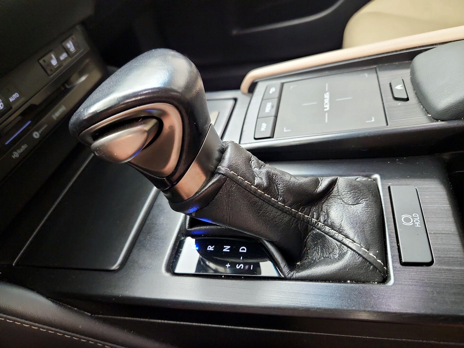 Thumbnail: 2021 Lexus ES - 18