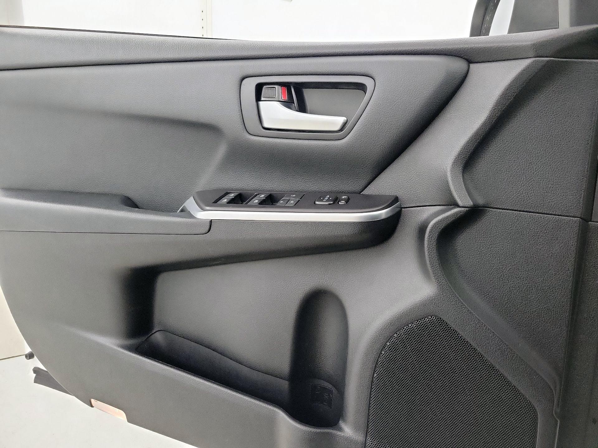 Thumbnail: 2015 Toyota Camry - 12