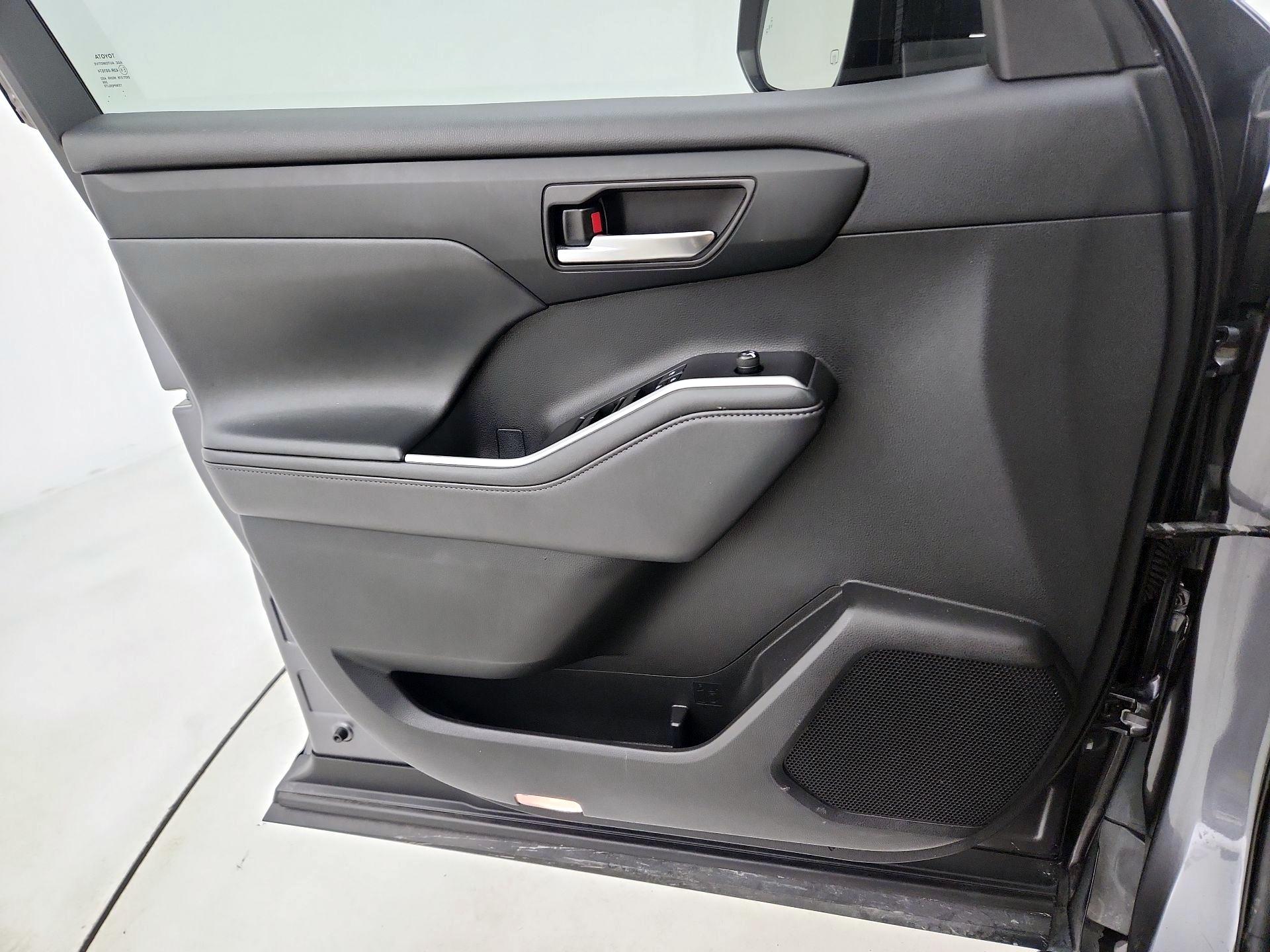 Thumbnail: 2021 Toyota Highlander - 10