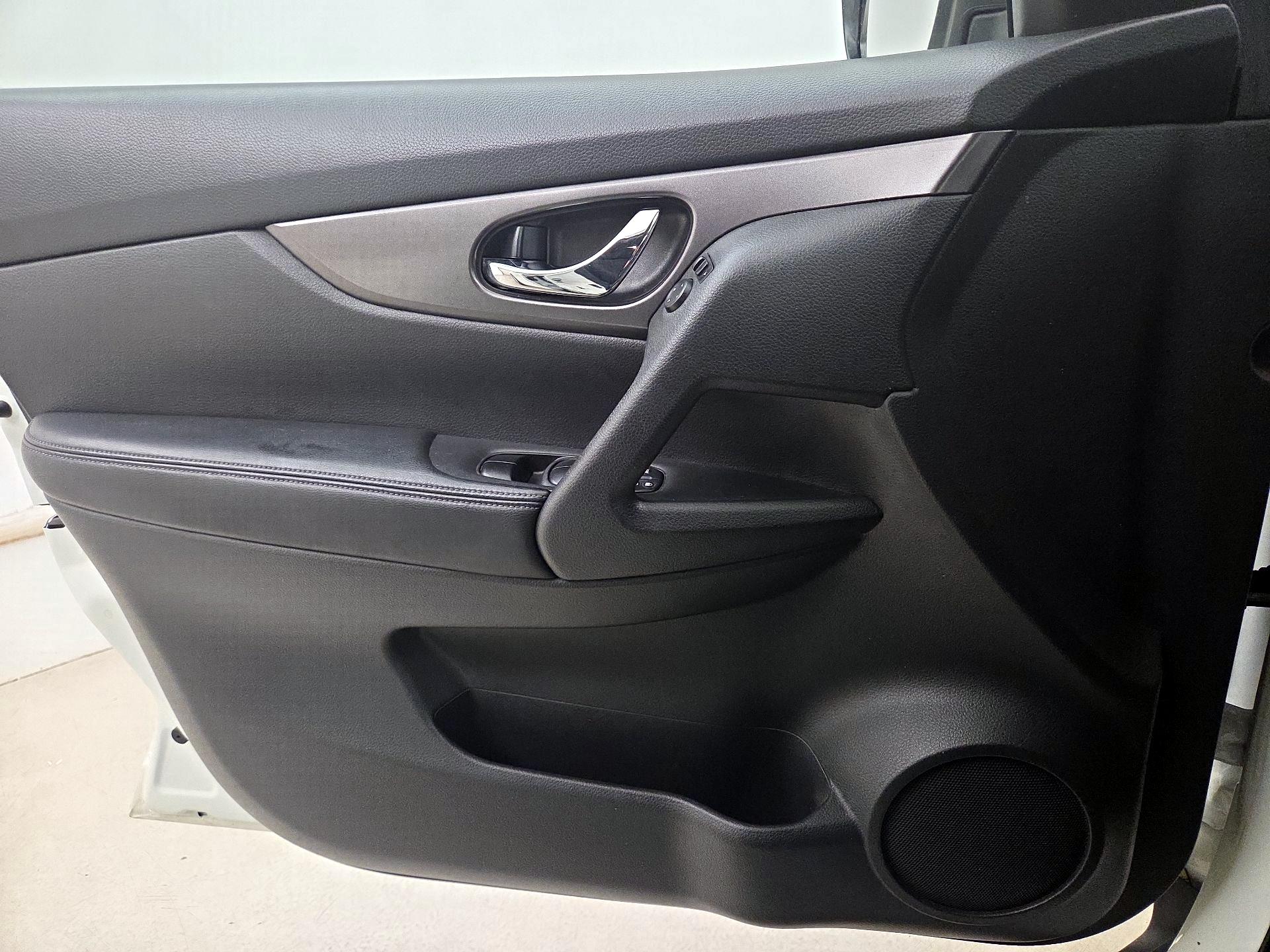 Thumbnail: 2015 Nissan Rogue - 12