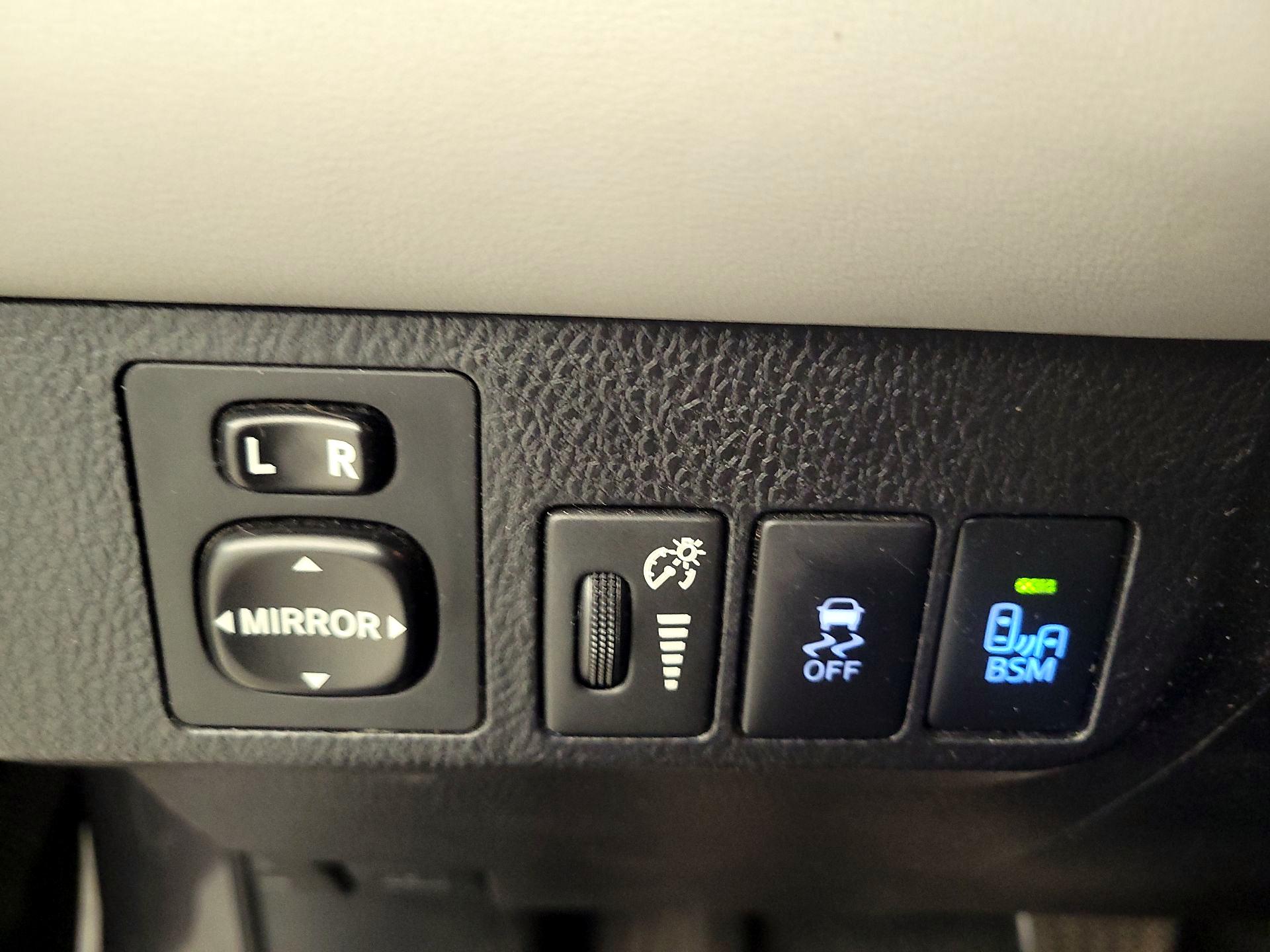 Thumbnail: 2015 Toyota RAV4 - 13