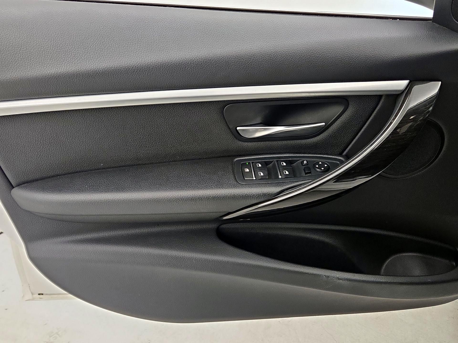Thumbnail: 2018 BMW 3 Series - 12