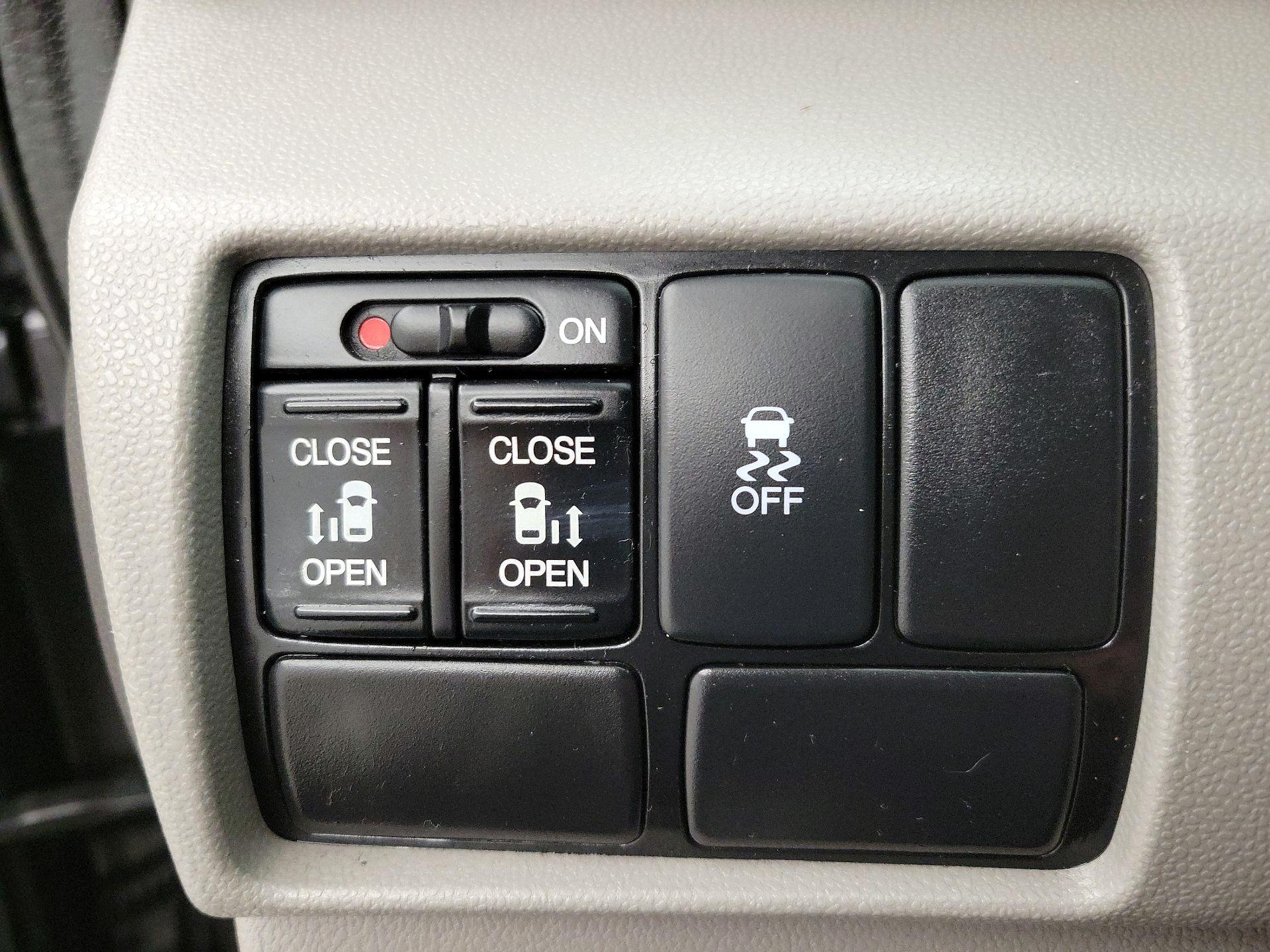 Thumbnail: 2017 Honda Odyssey - 13
