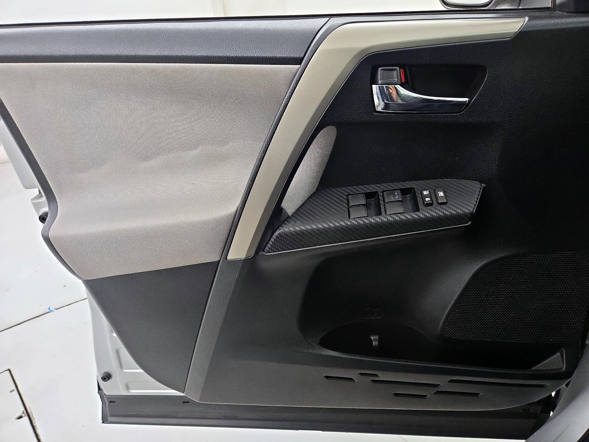 Thumbnail: 2015 Toyota RAV4 - 12