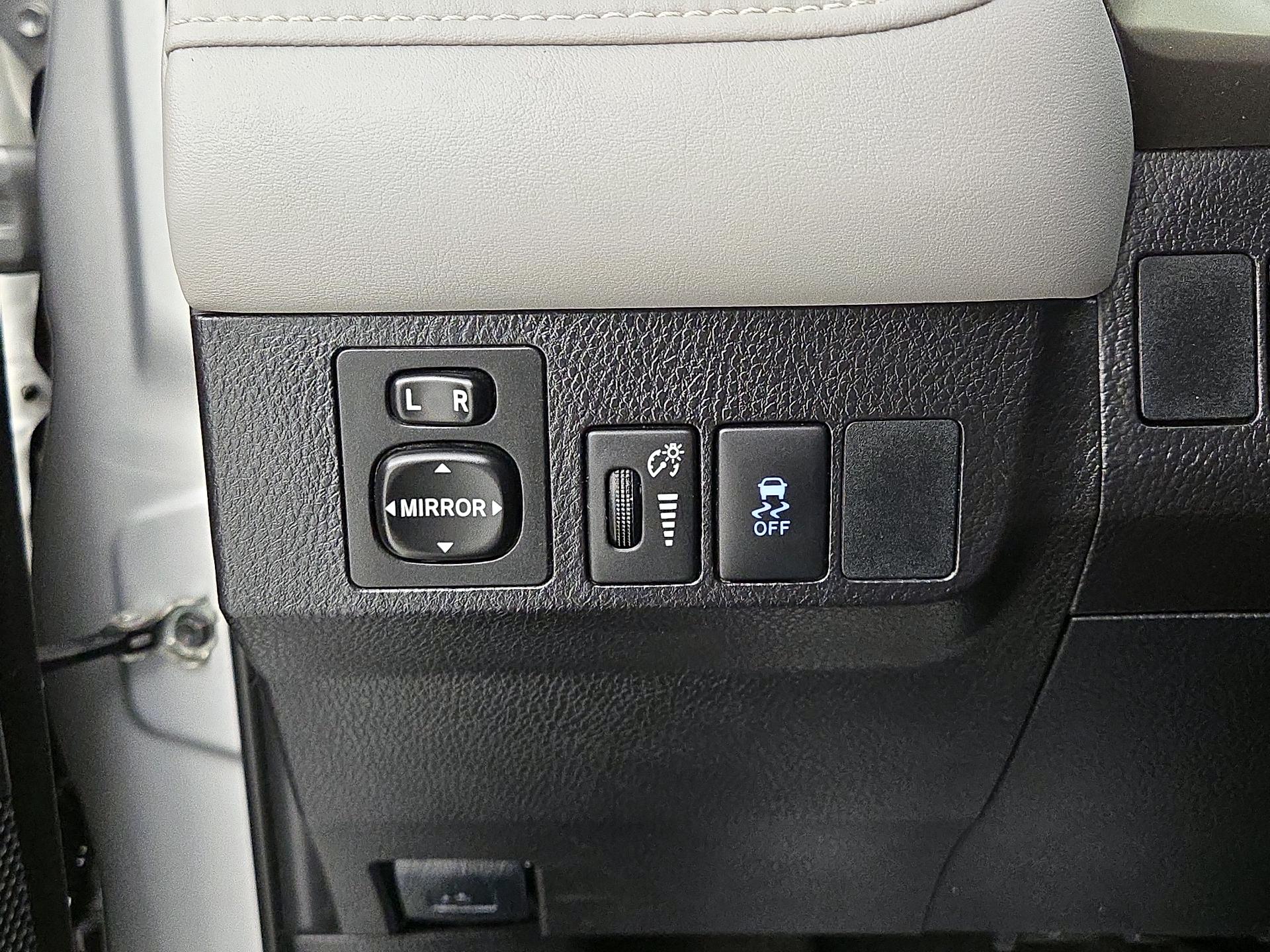 Thumbnail: 2015 Toyota RAV4 - 13