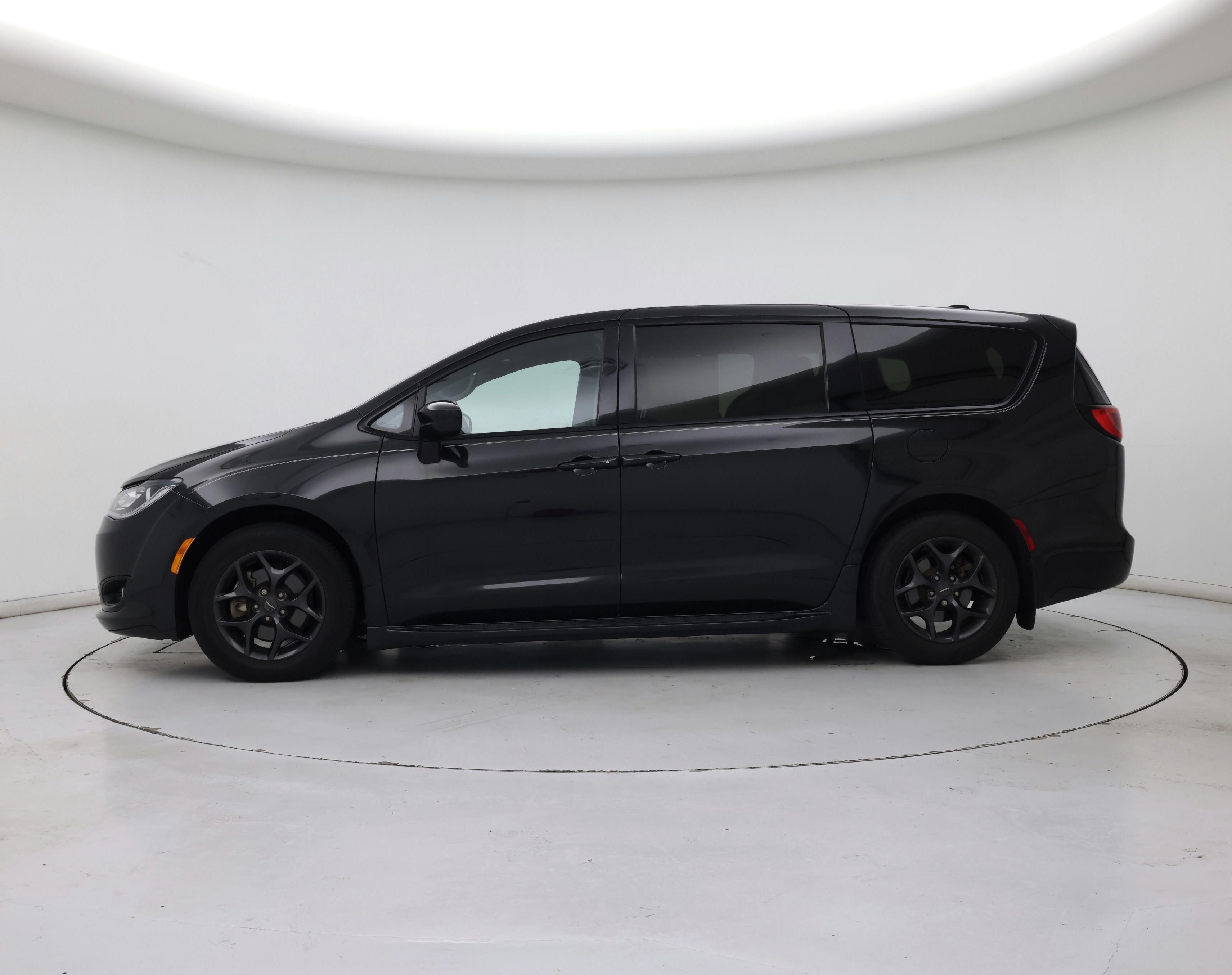 Thumbnail: 2019 Chrysler Pacifica - 3