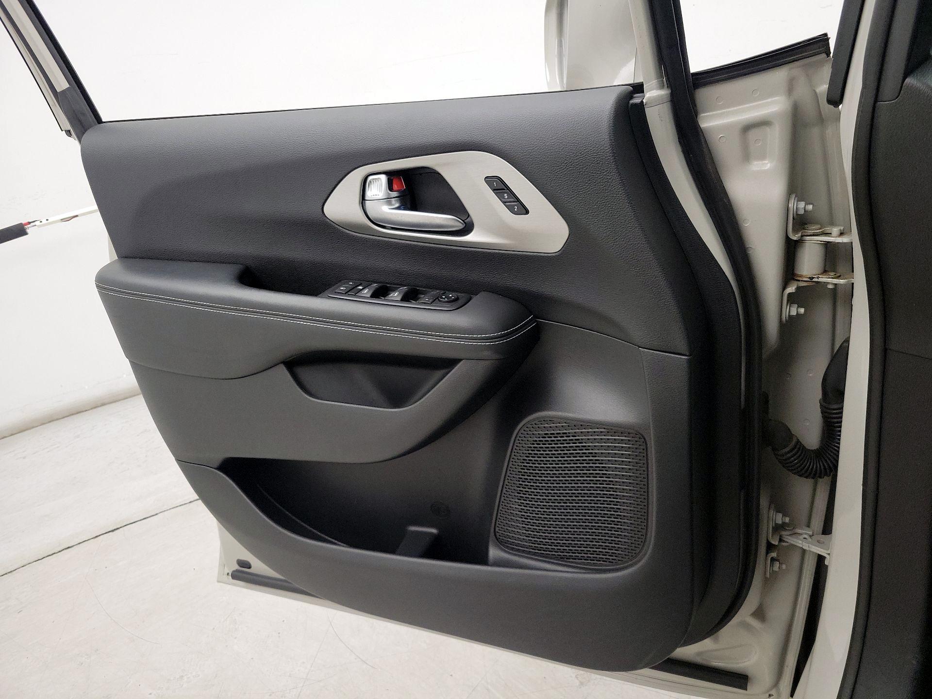 Thumbnail: 2020 Chrysler Pacifica - 12