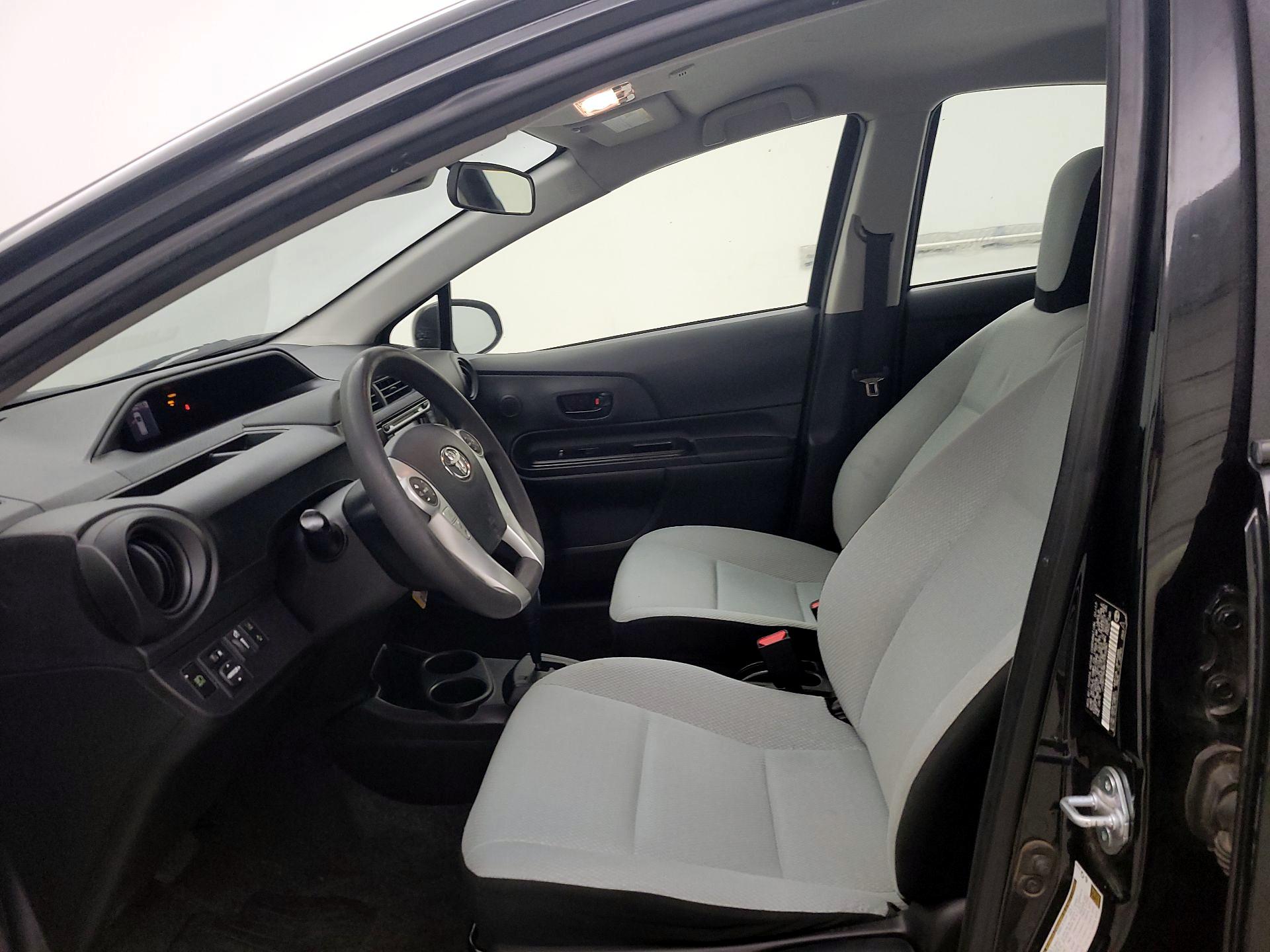Thumbnail: 2017 Toyota Prius c - 11