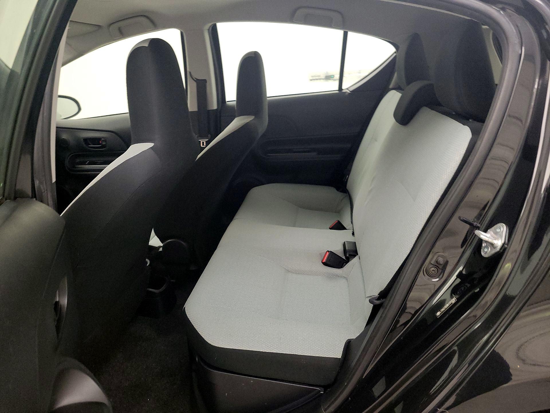 Thumbnail: 2017 Toyota Prius c - 18