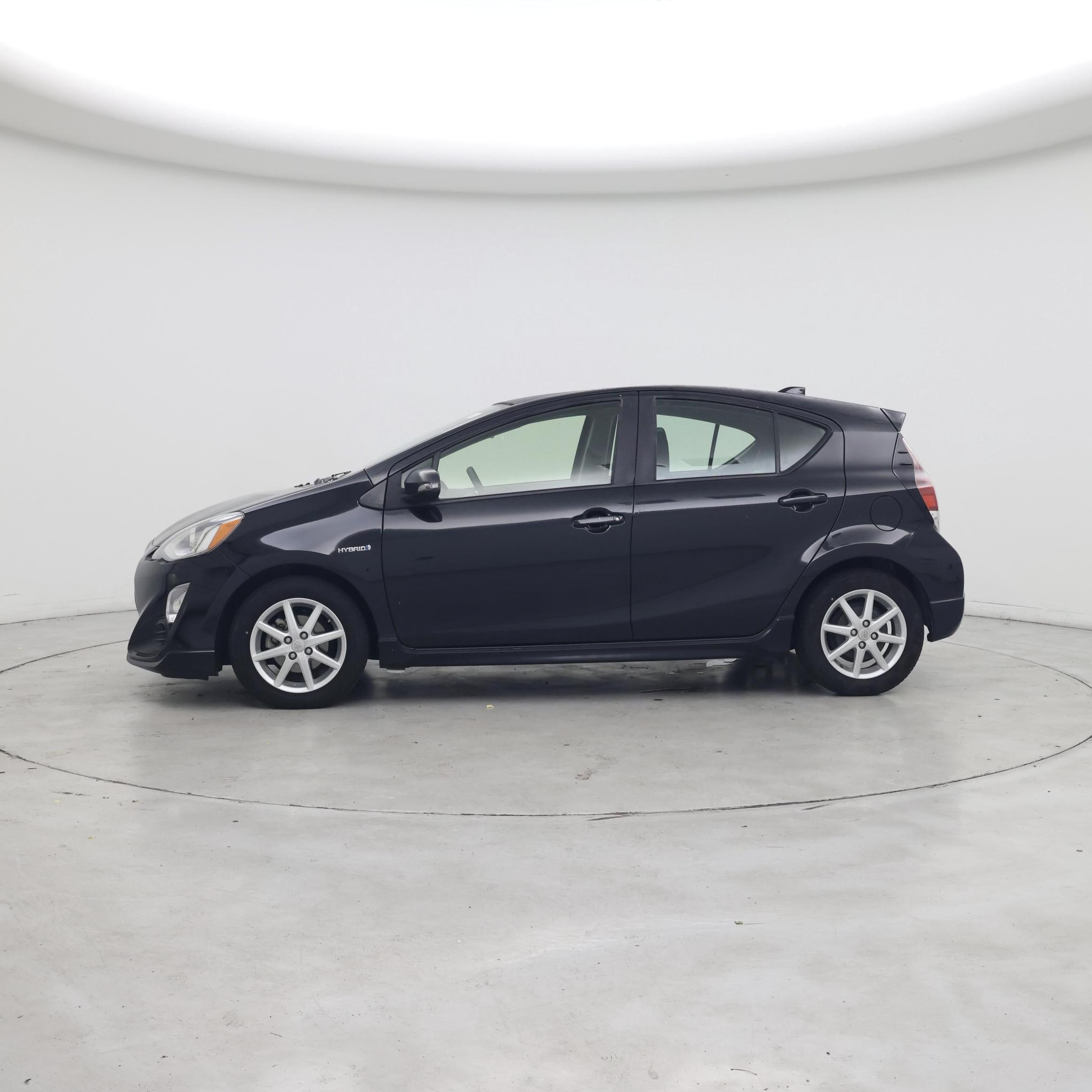 Thumbnail: 2017 Toyota Prius c - 3