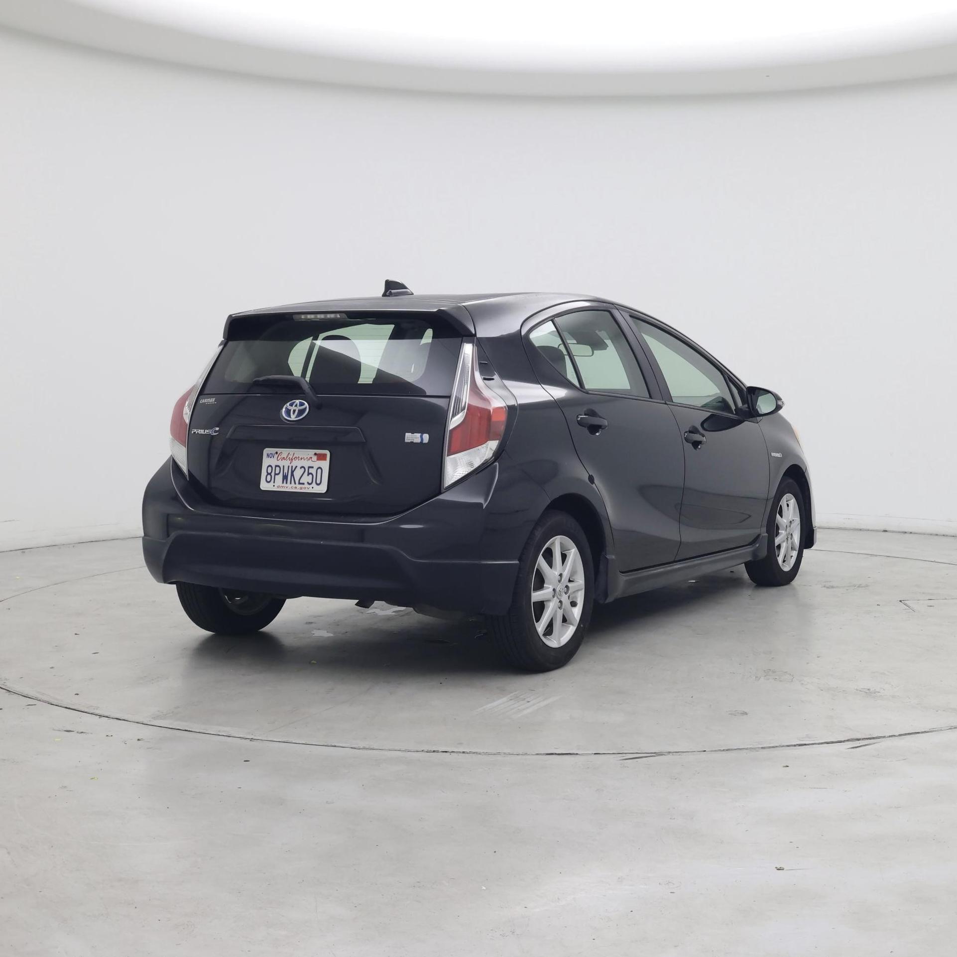 Thumbnail: 2017 Toyota Prius c - 8