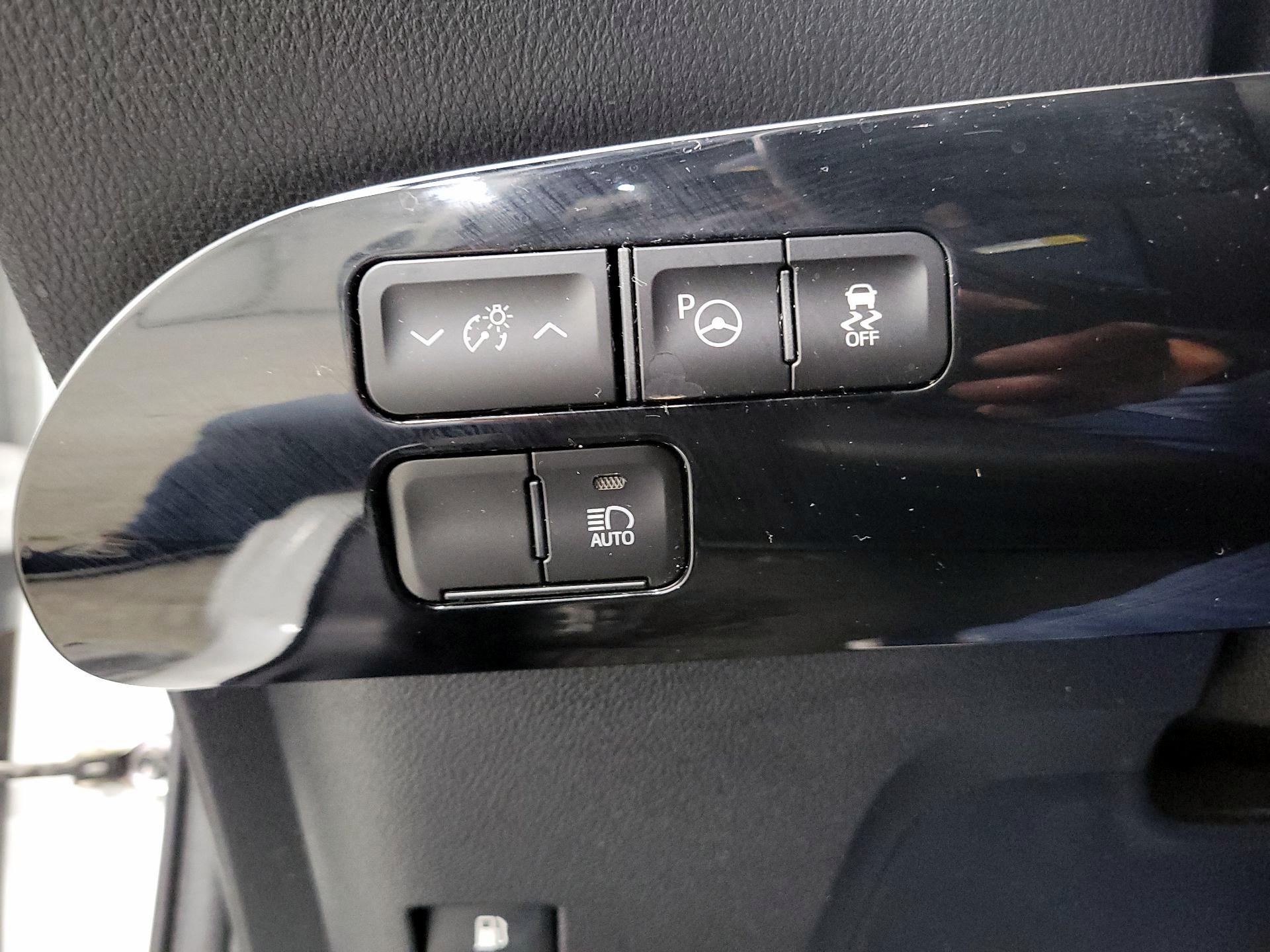 Thumbnail: 2021 Toyota Prius - 11