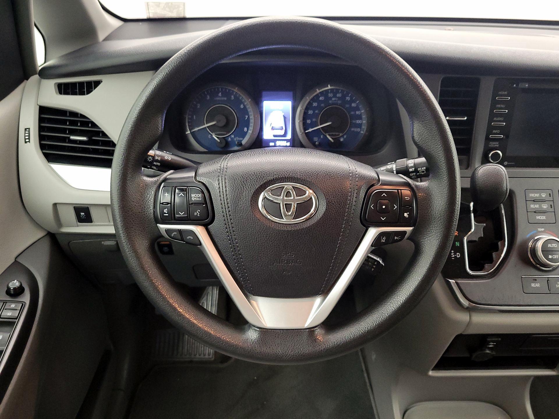Thumbnail: 2018 Toyota Sienna - 10