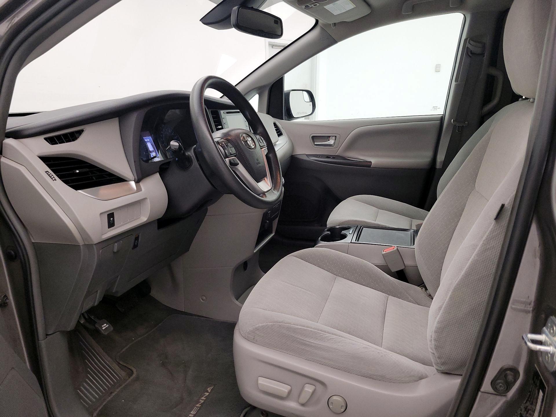Thumbnail: 2018 Toyota Sienna - 11