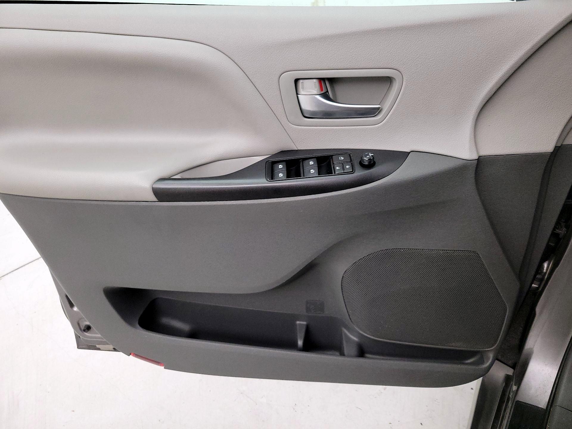 Thumbnail: 2018 Toyota Sienna - 12