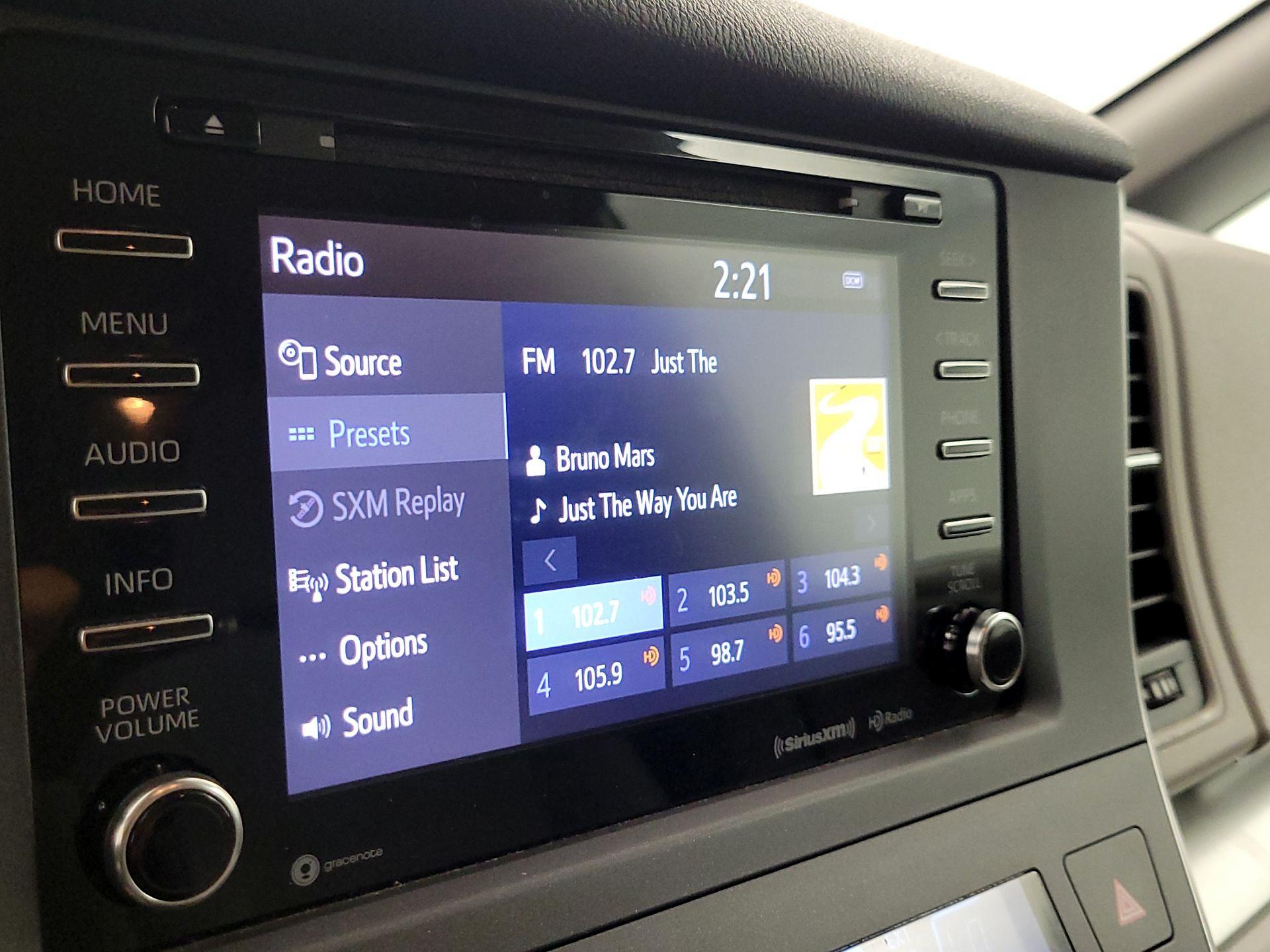 Thumbnail: 2018 Toyota Sienna - 15