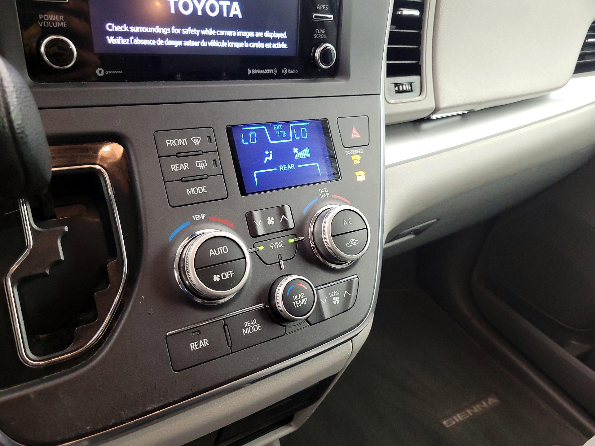 Thumbnail: 2018 Toyota Sienna - 16