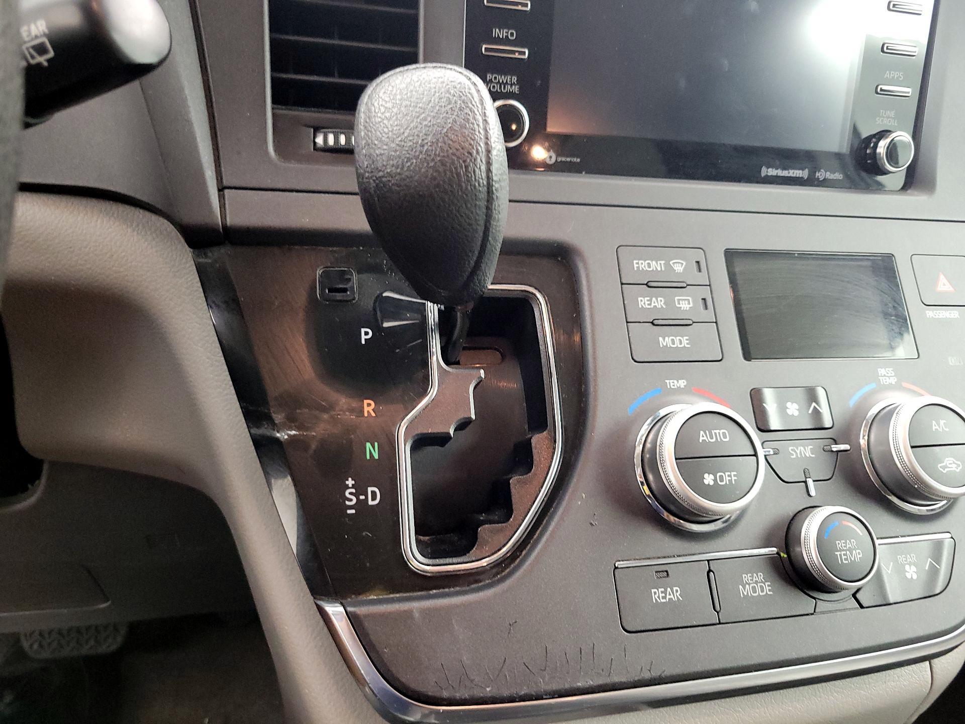 Thumbnail: 2018 Toyota Sienna - 17