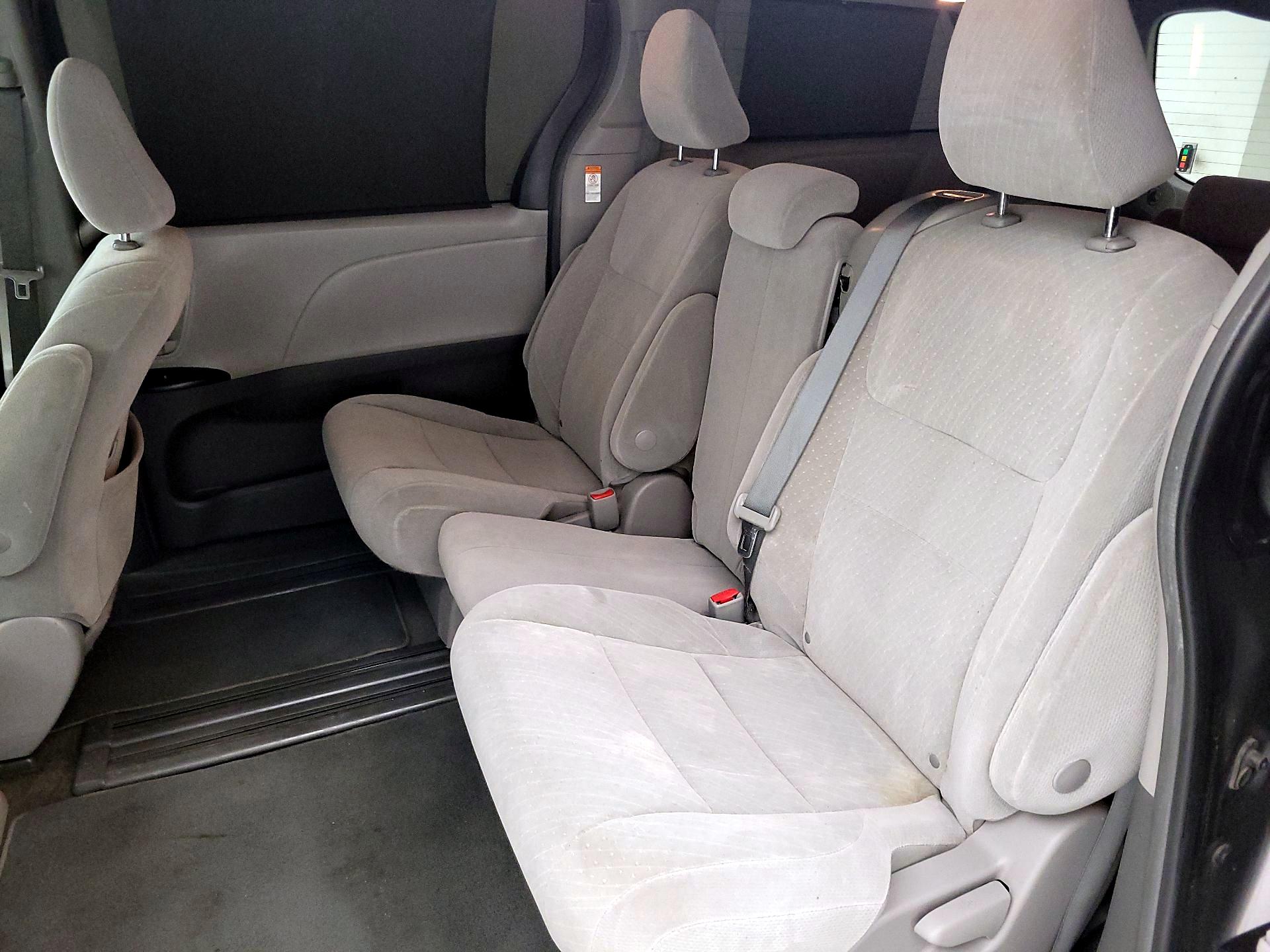 Thumbnail: 2018 Toyota Sienna - 19