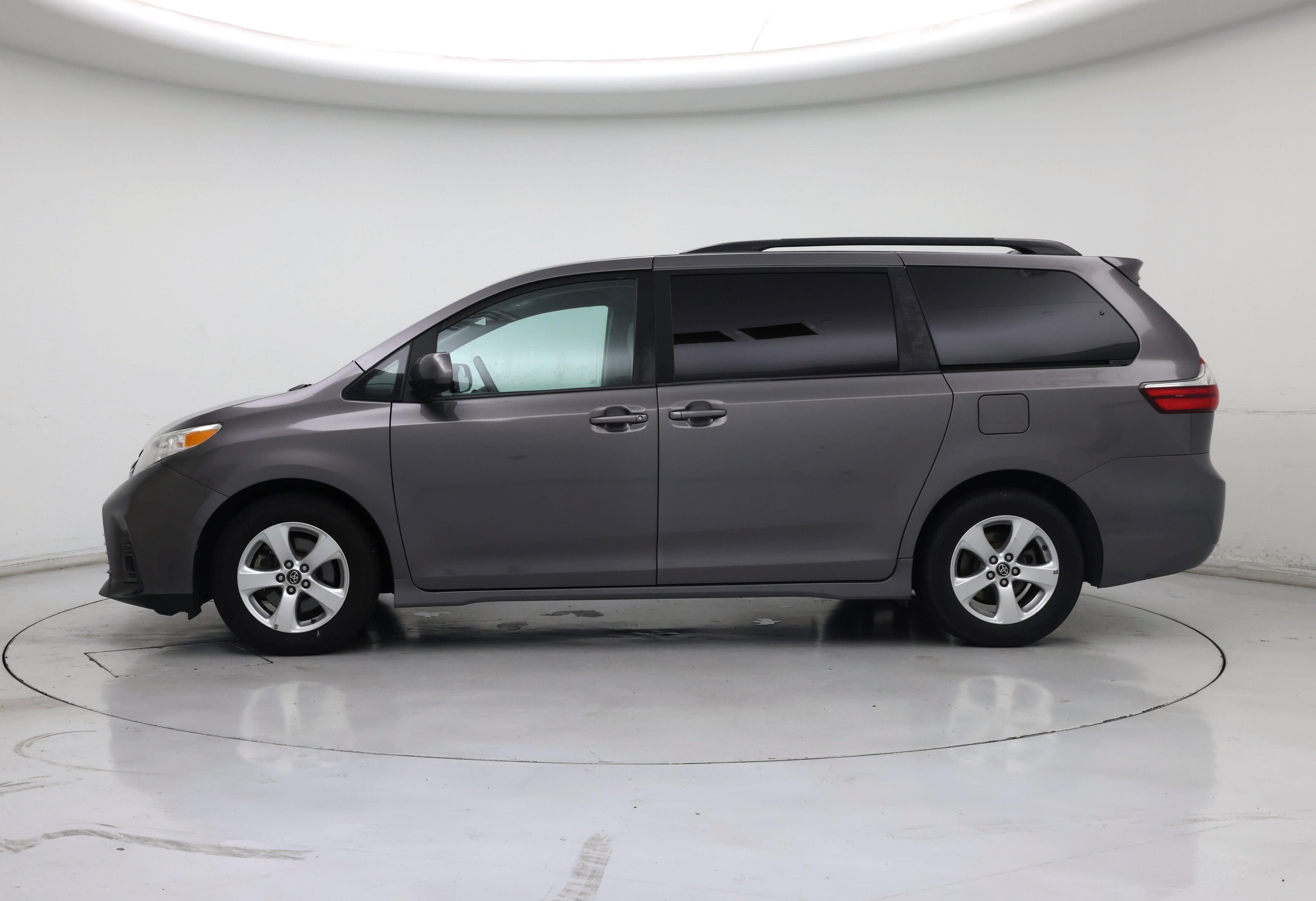Thumbnail: 2018 Toyota Sienna - 3