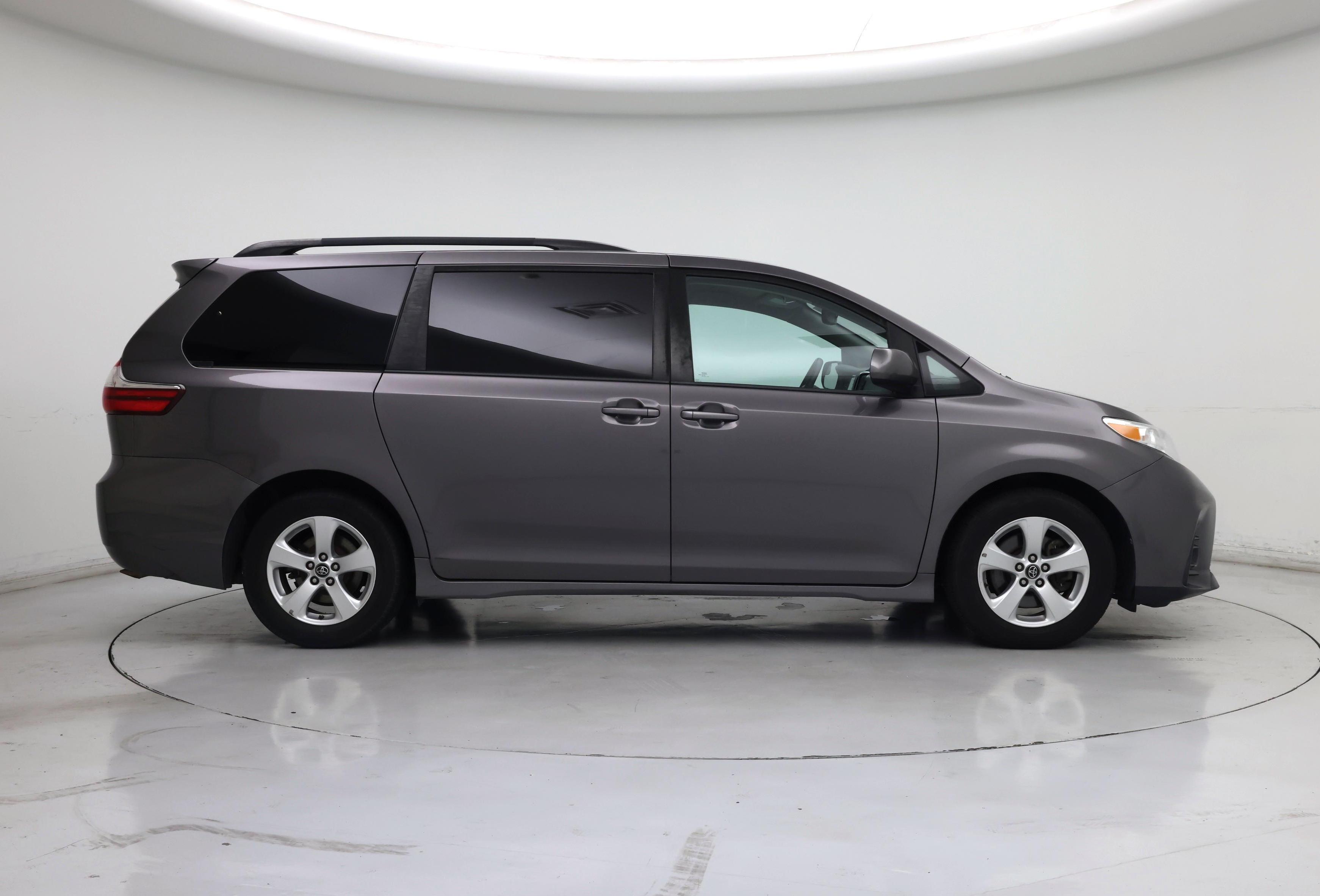 Thumbnail: 2018 Toyota Sienna - 7