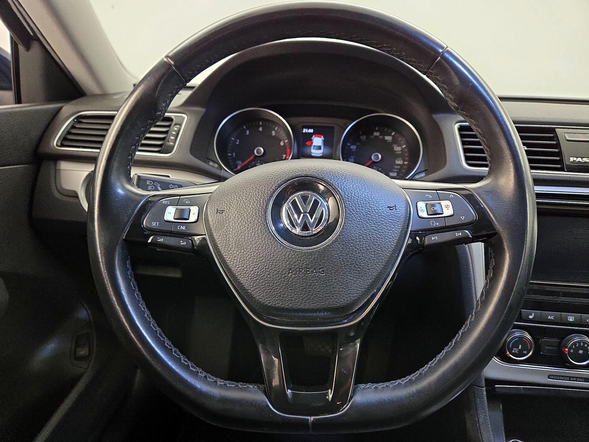 Thumbnail: 2019 Volkswagen Passat - 10