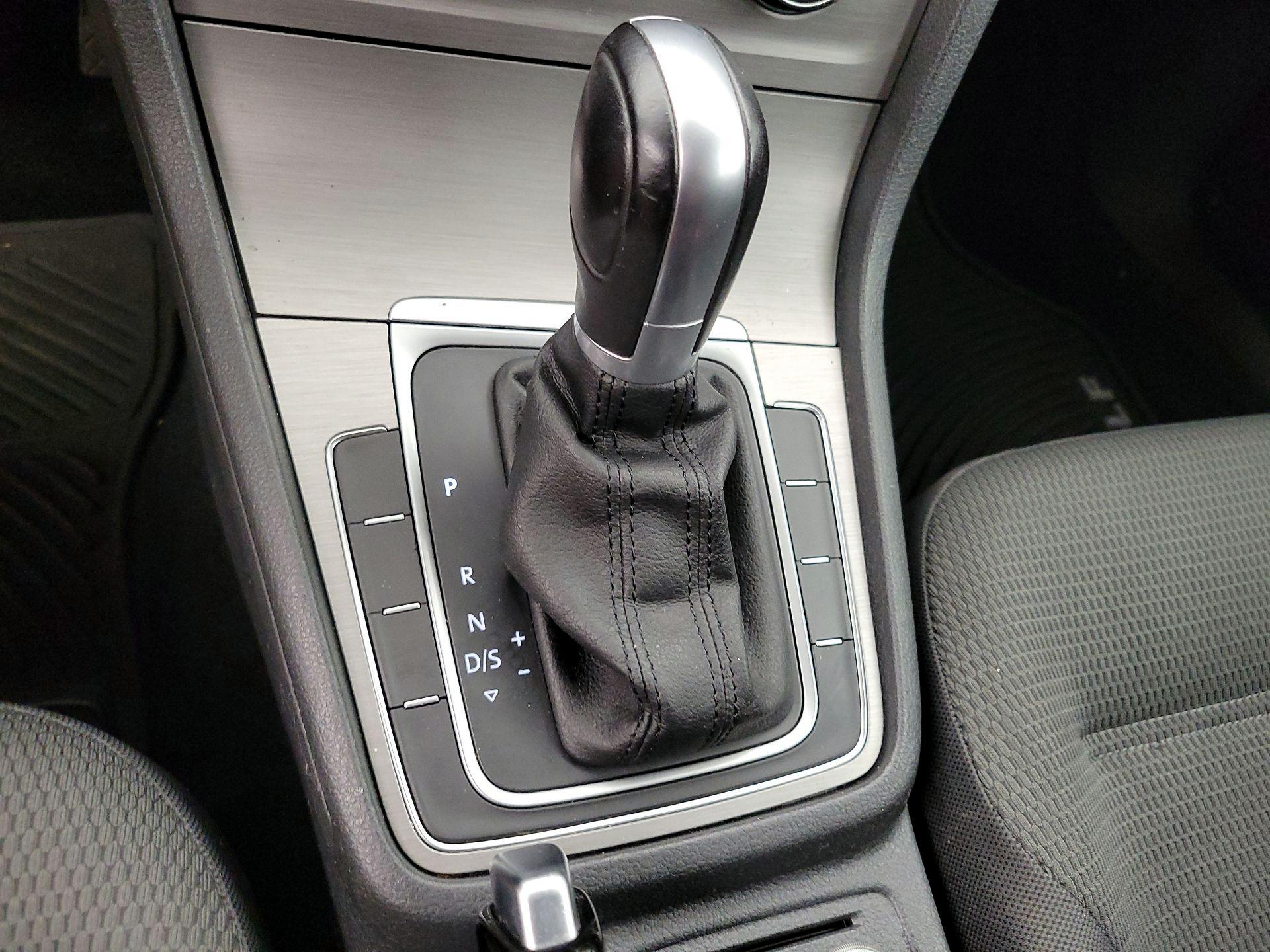 Thumbnail: 2016 Volkswagen Golf - 17