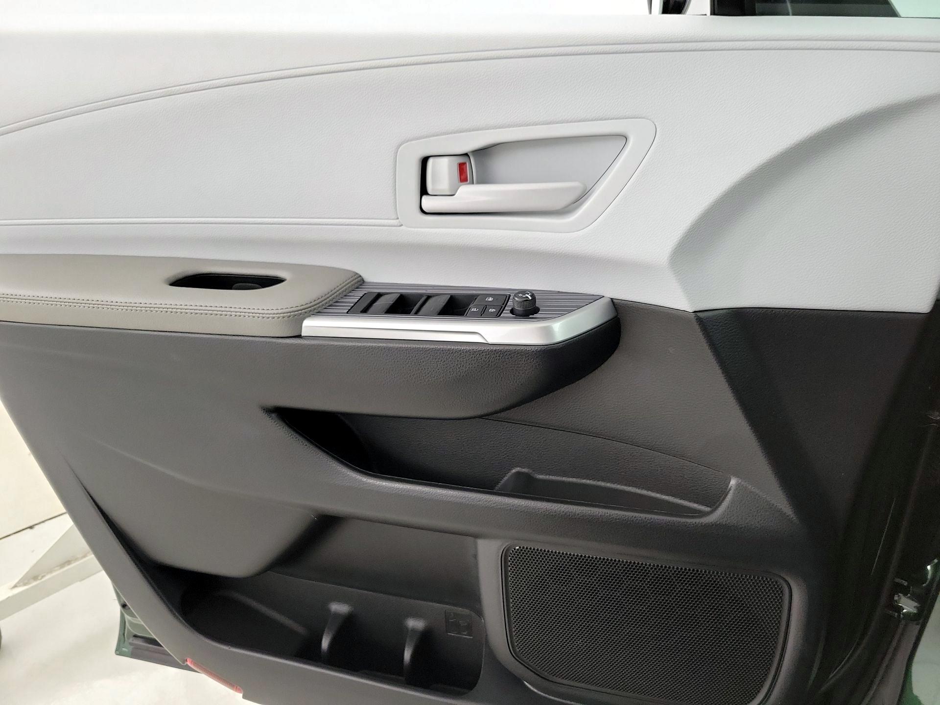 Thumbnail: 2025 Toyota Sienna - 12