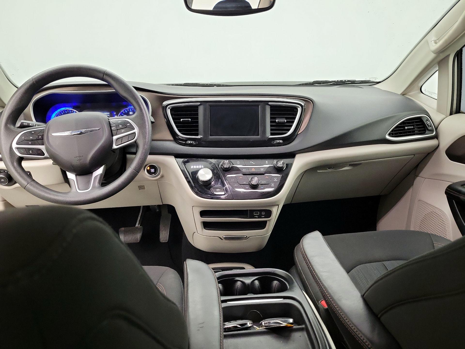 Thumbnail: 2018 Chrysler Pacifica - 9
