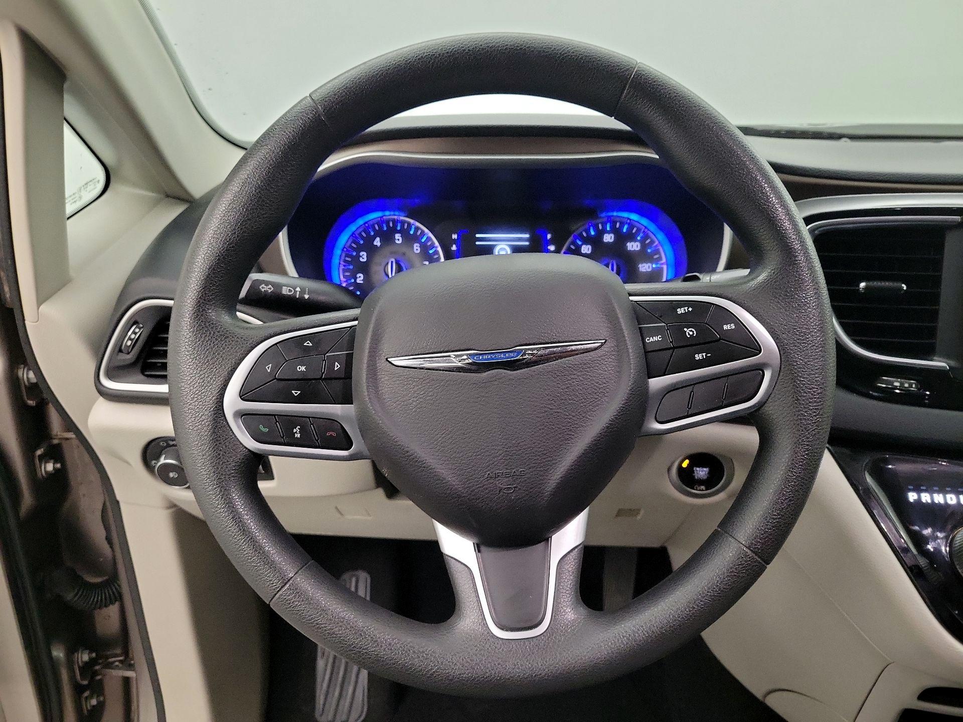 Thumbnail: 2018 Chrysler Pacifica - 10