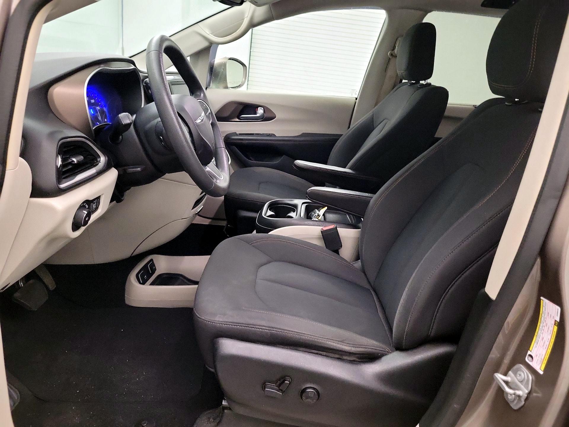 Thumbnail: 2018 Chrysler Pacifica - 11