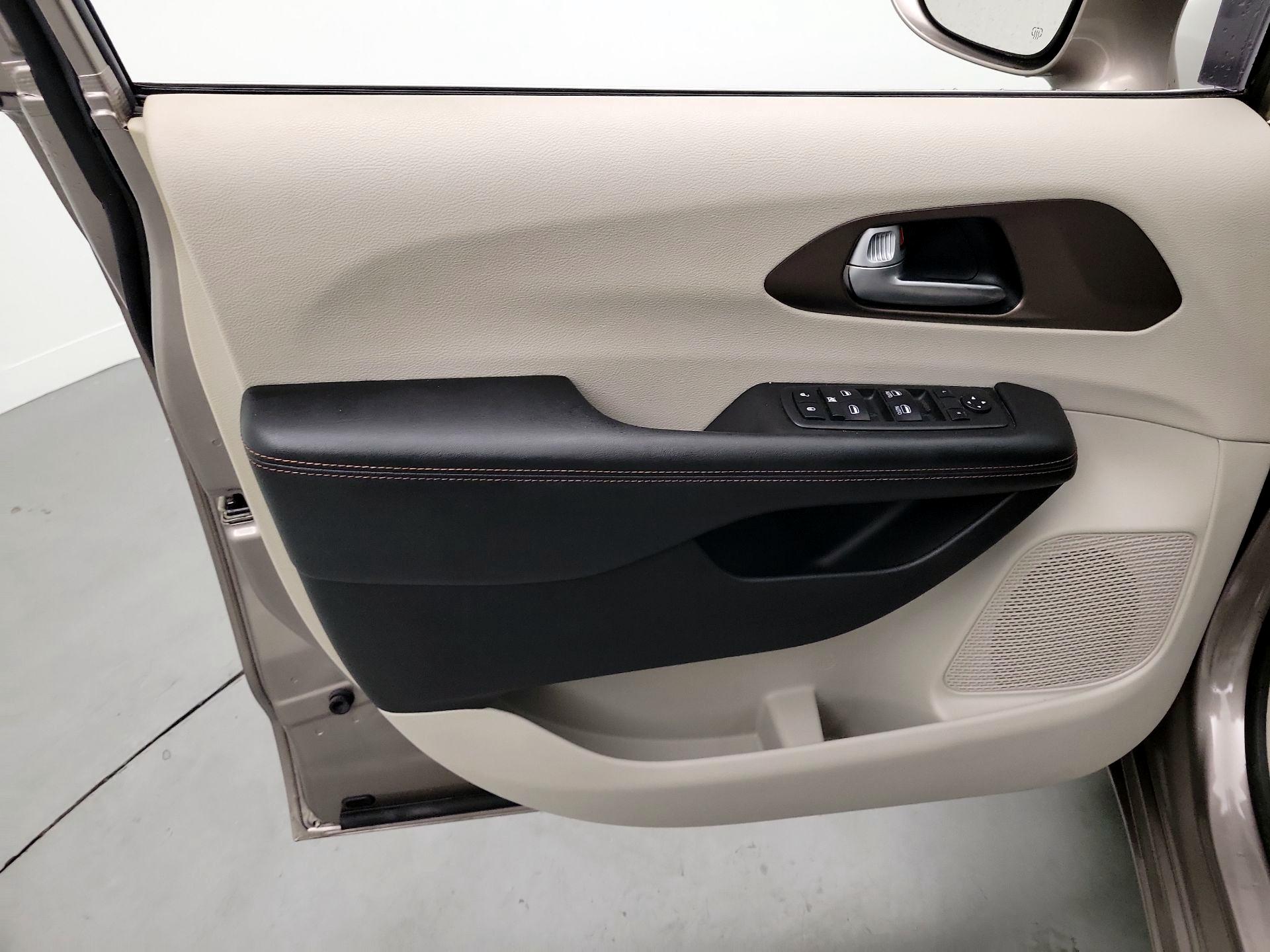 Thumbnail: 2018 Chrysler Pacifica - 12
