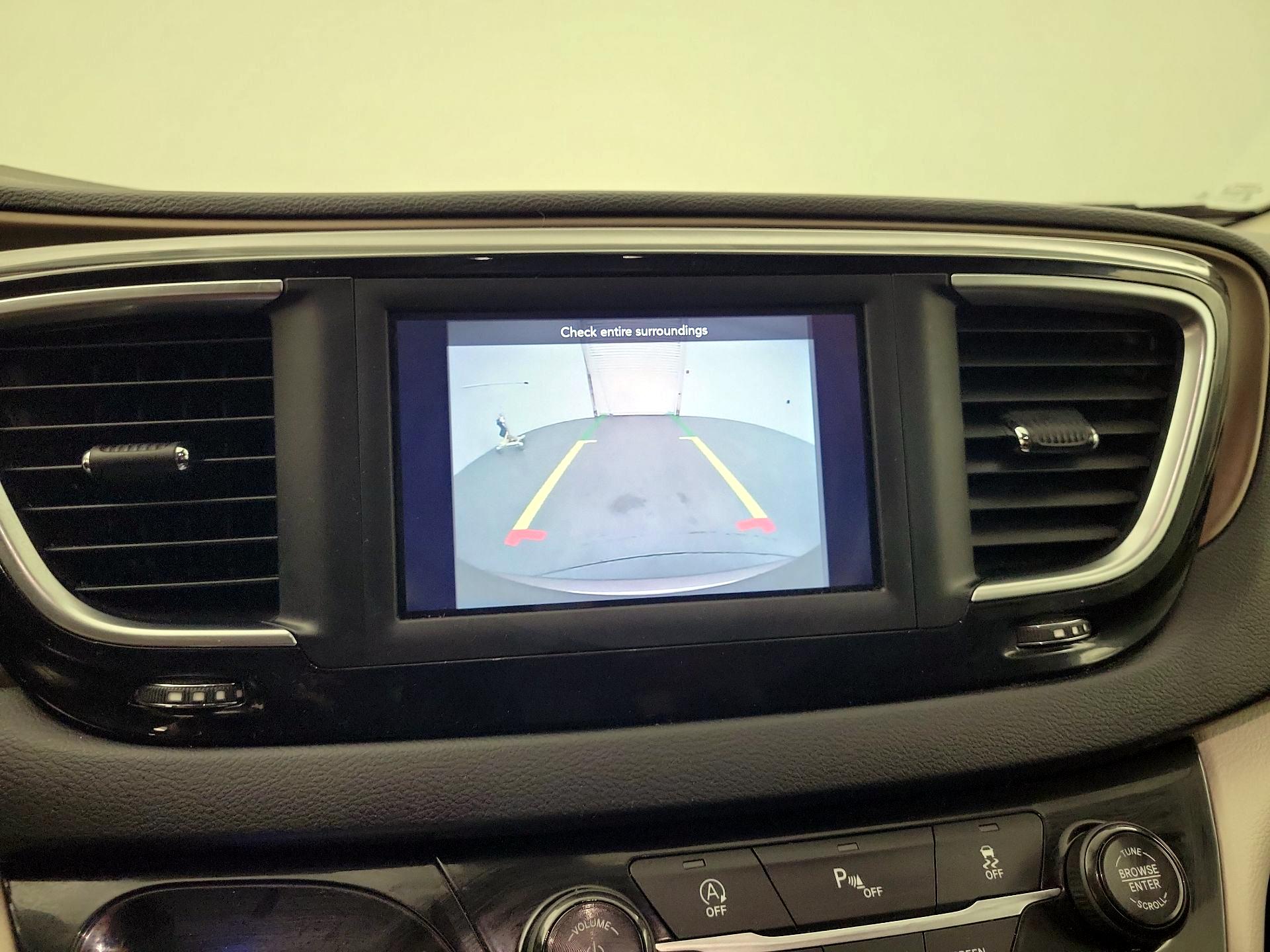 Thumbnail: 2018 Chrysler Pacifica - 14