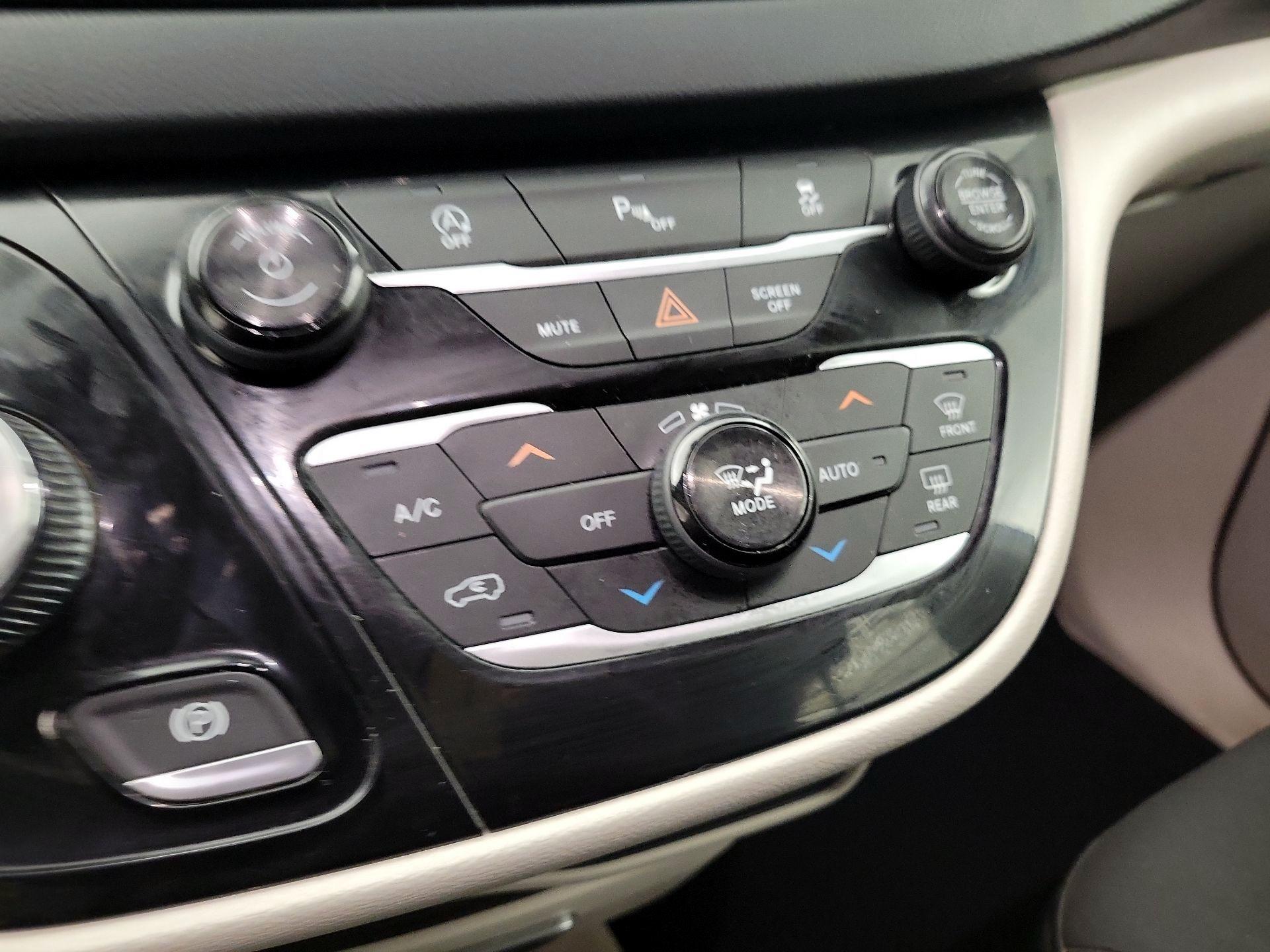 Thumbnail: 2018 Chrysler Pacifica - 16