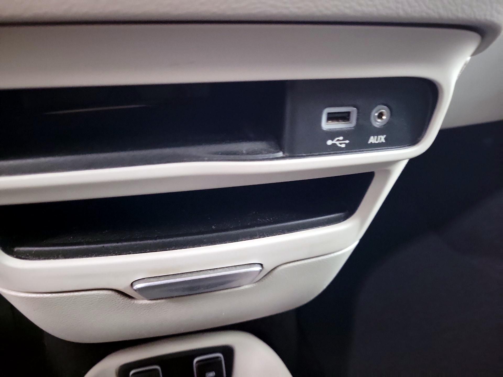 Thumbnail: 2018 Chrysler Pacifica - 18