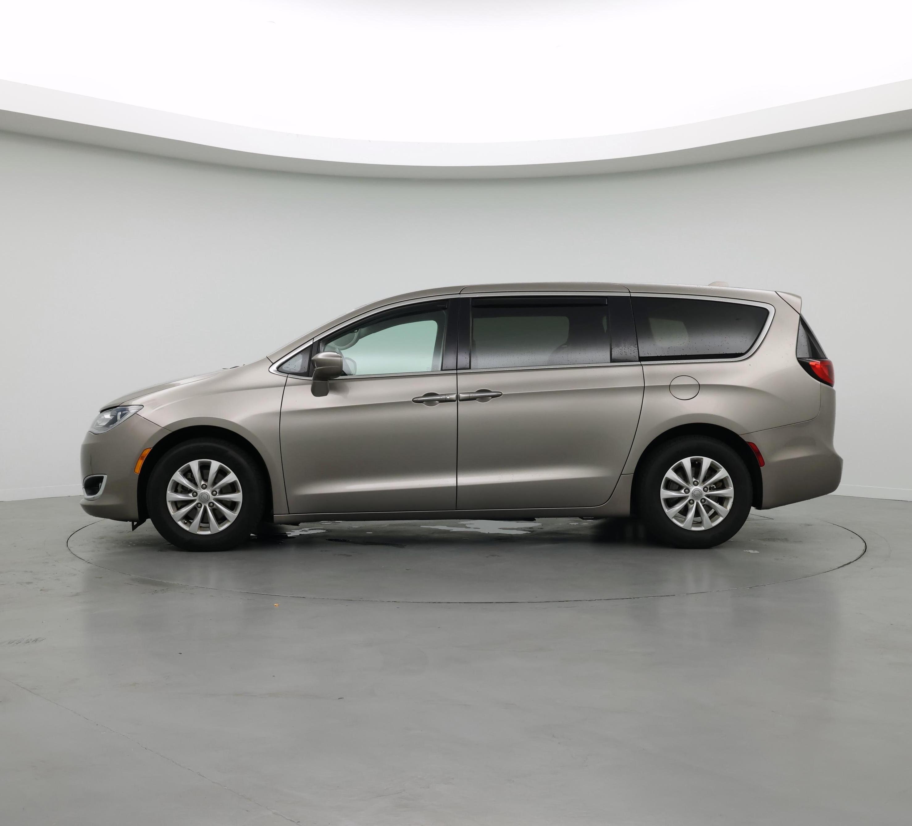 Thumbnail: 2018 Chrysler Pacifica - 3