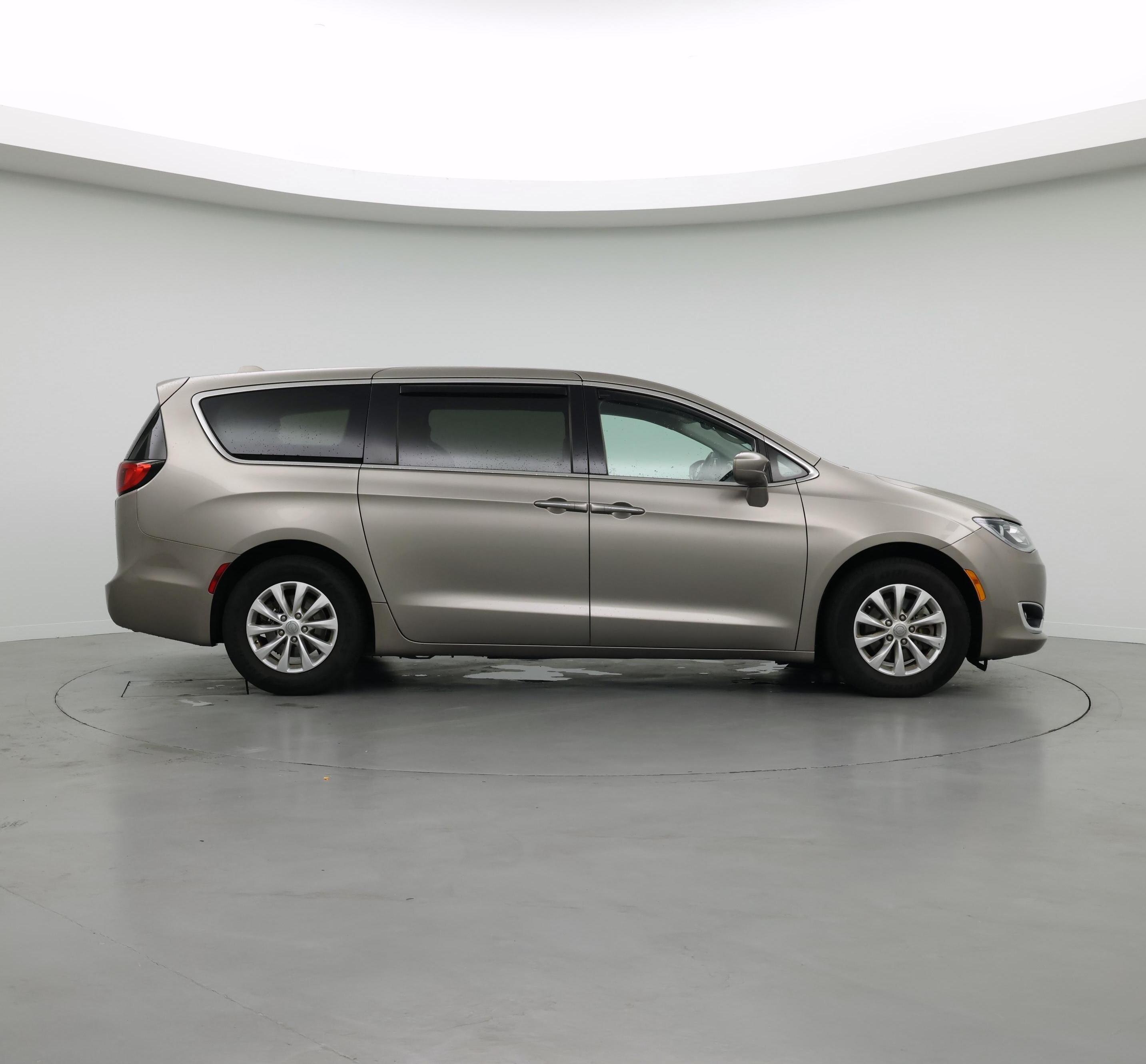 Thumbnail: 2018 Chrysler Pacifica - 7