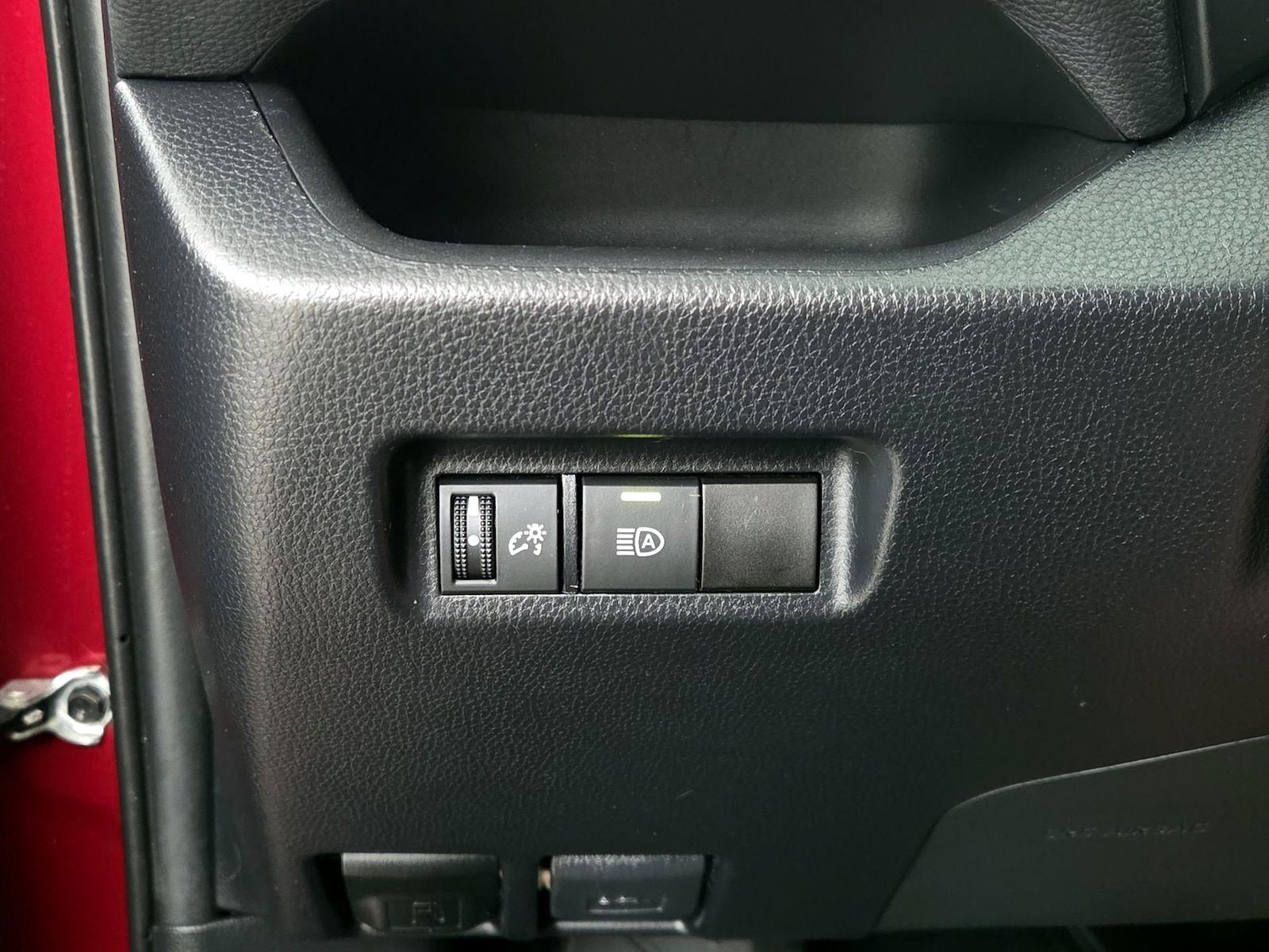 2020 Toyota RAV4 LE - Photo 14