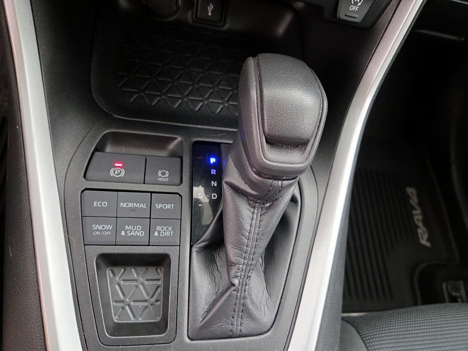 2020 Toyota RAV4 LE - Photo 18