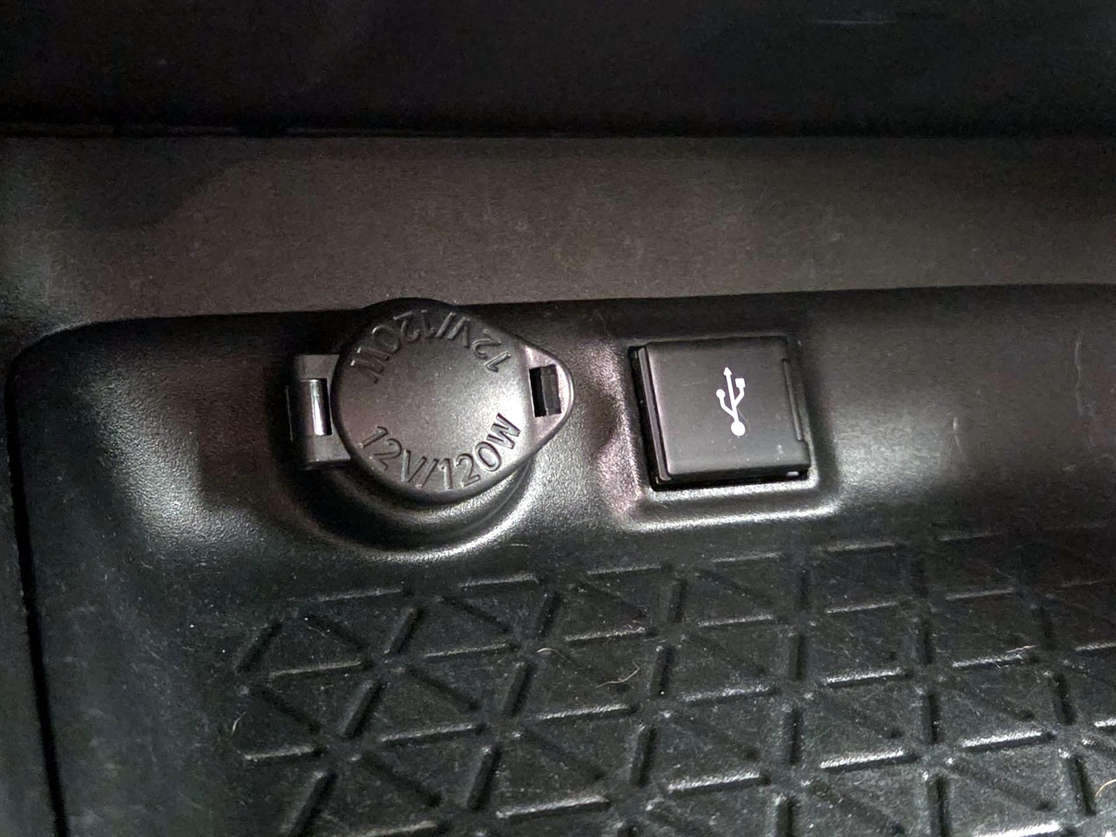 2020 Toyota RAV4 LE - Photo 19