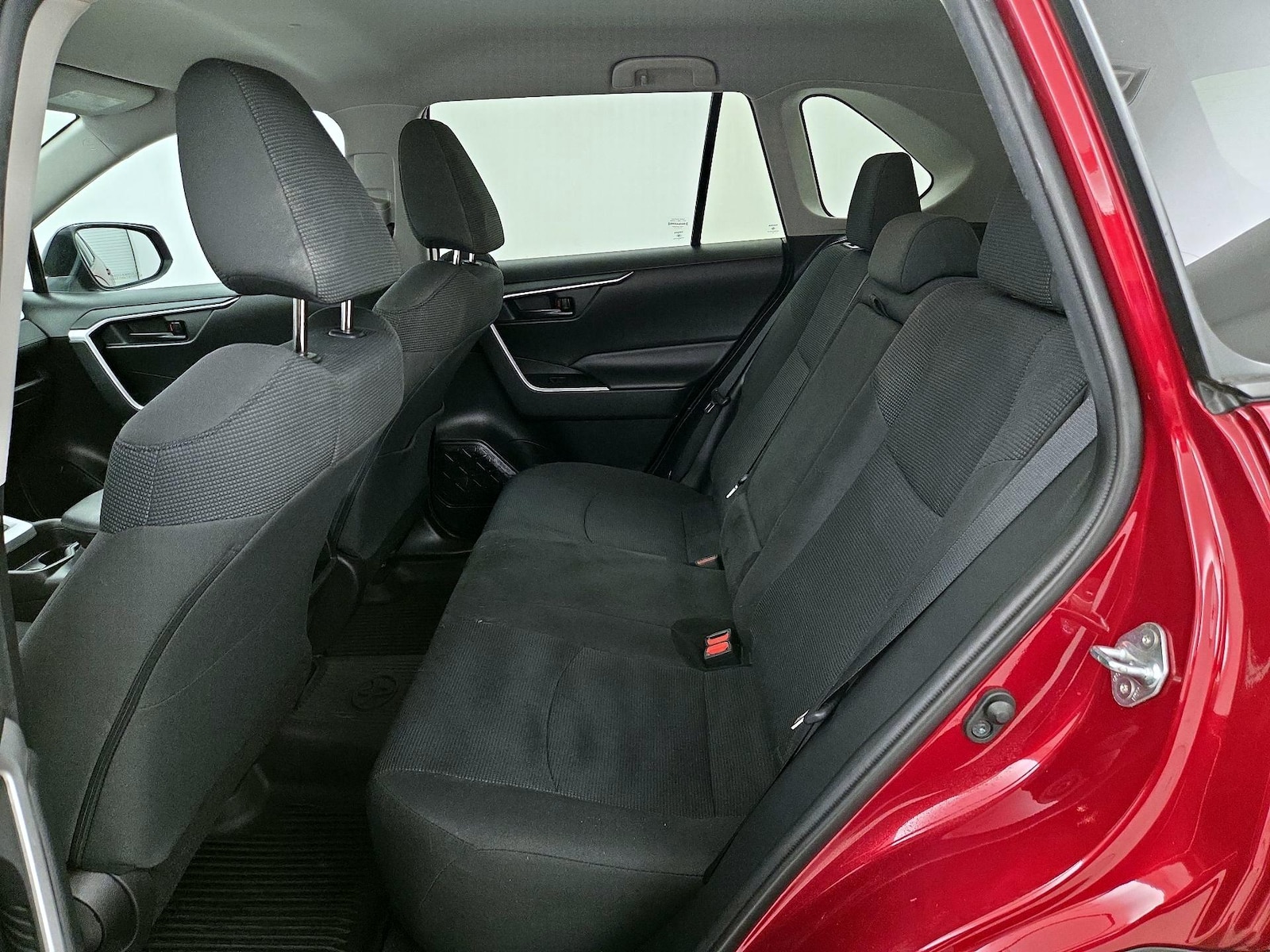 2020 Toyota RAV4 LE - Photo 20