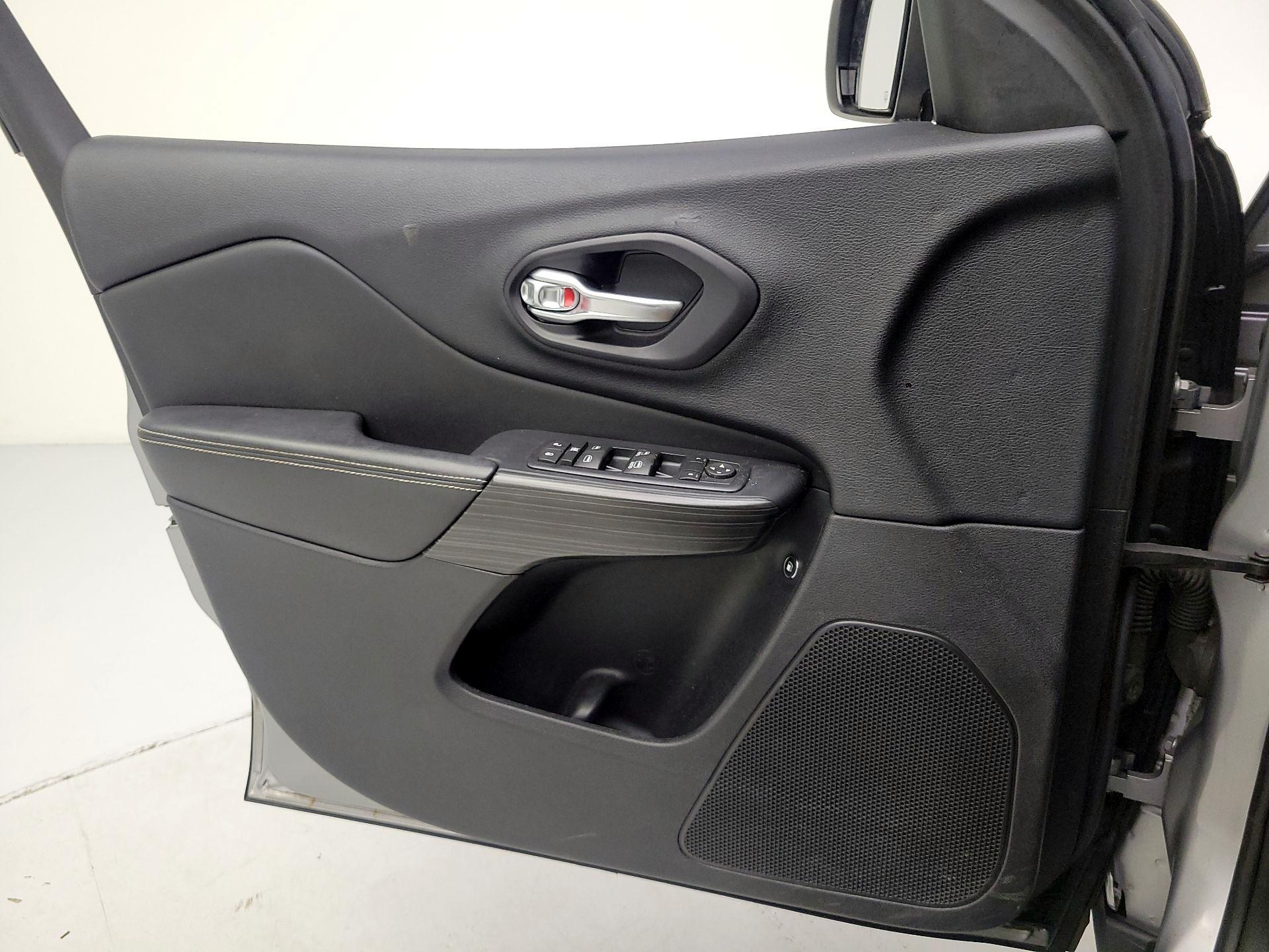Thumbnail: 2016 Jeep Cherokee - 12