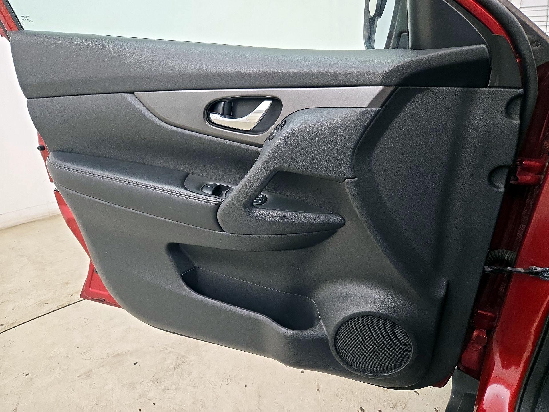 Thumbnail: 2014 Nissan Rogue - 12