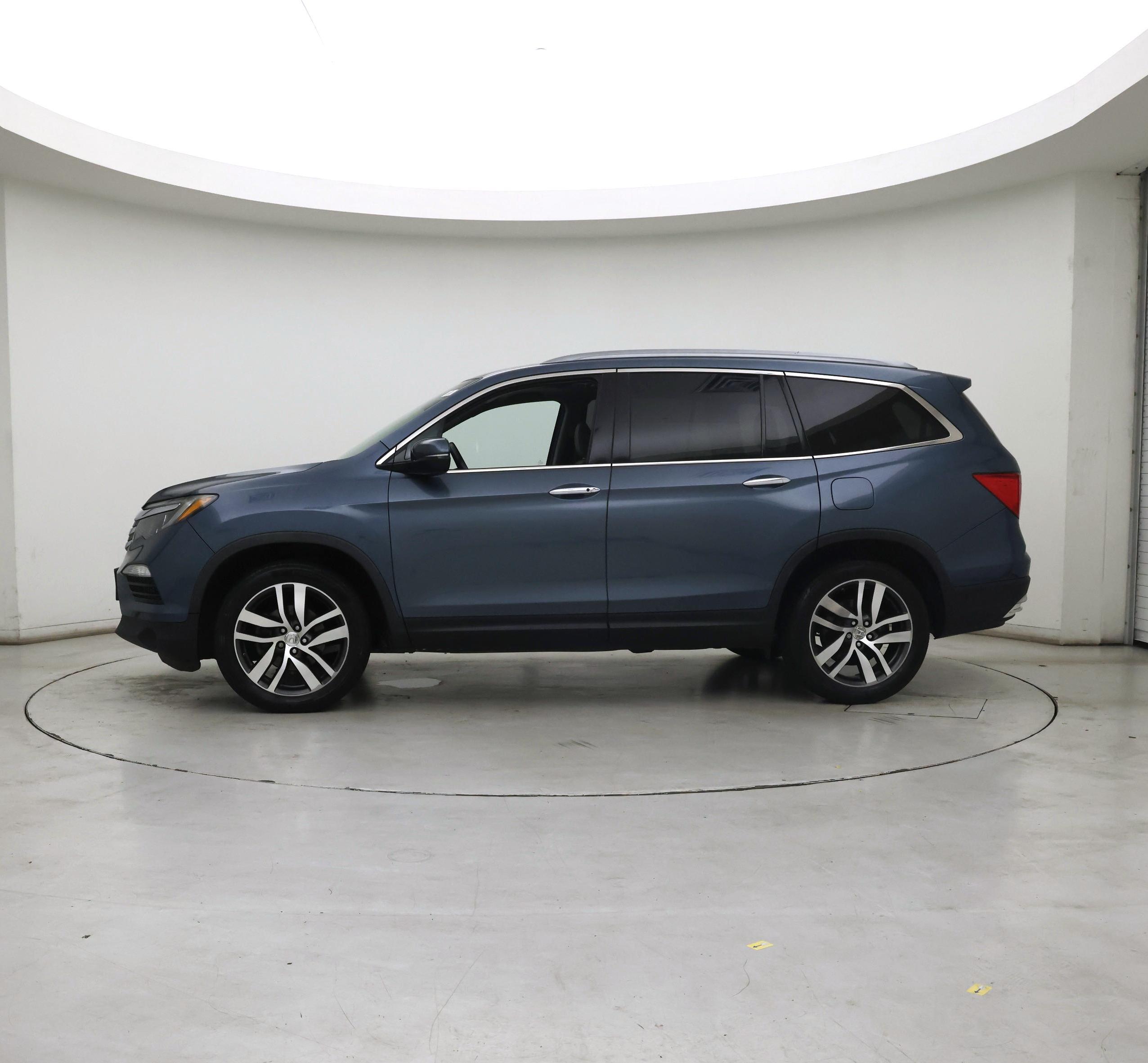 Thumbnail: 2017 Honda Pilot - 3
