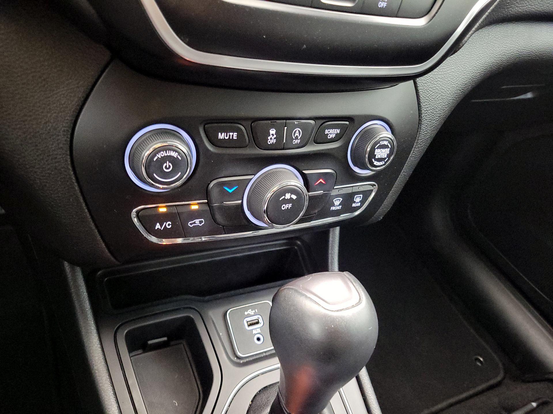 Thumbnail: 2021 Jeep Cherokee - 16