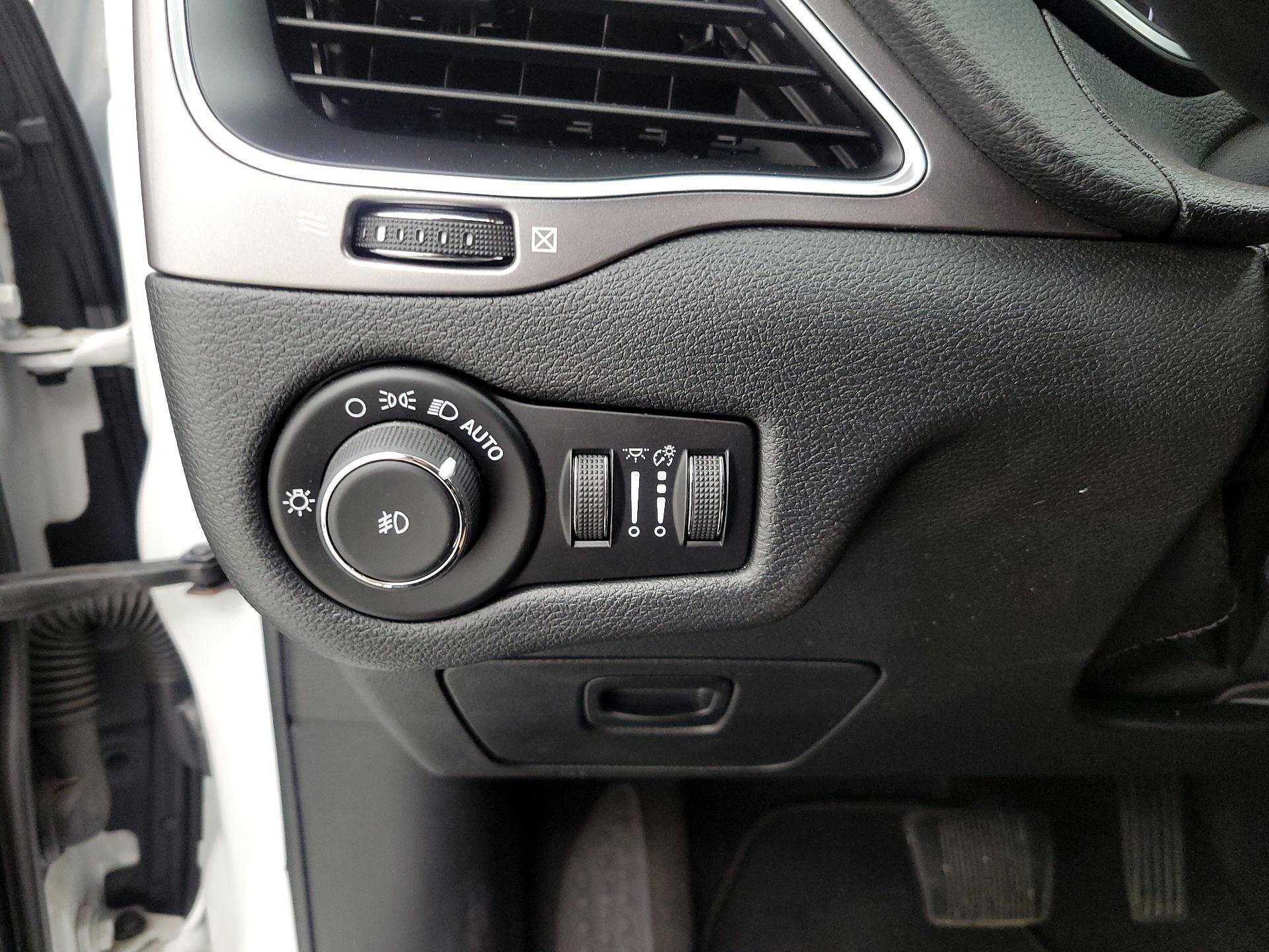 Thumbnail: 2019 Jeep Cherokee - 13
