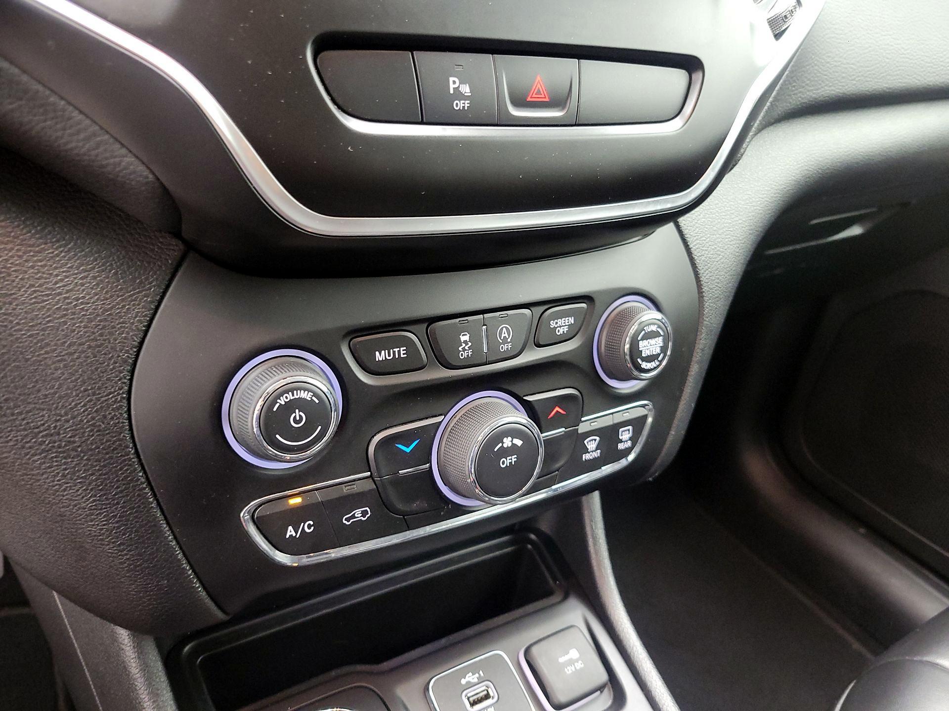 Thumbnail: 2019 Jeep Cherokee - 16