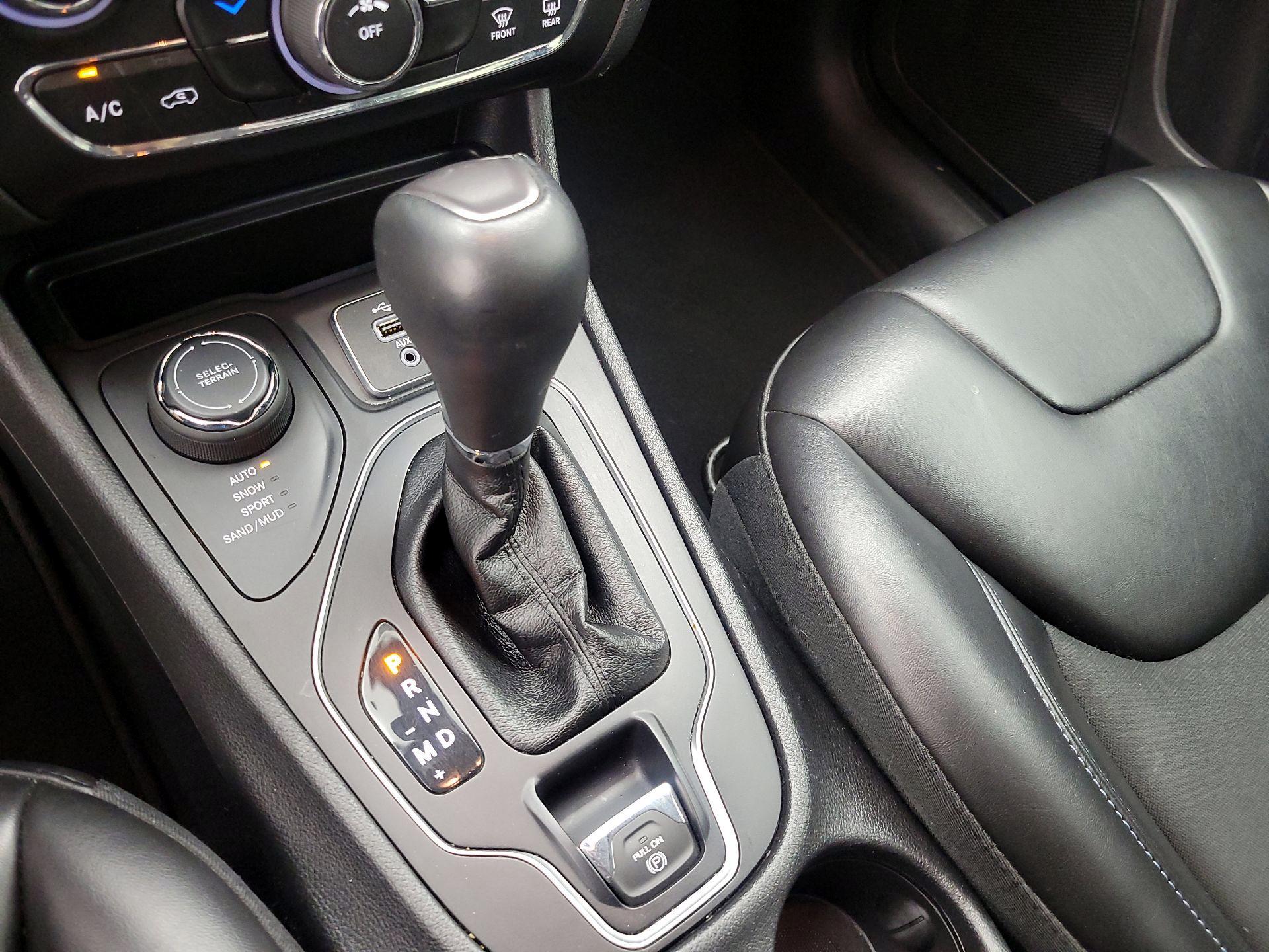 Thumbnail: 2019 Jeep Cherokee - 17