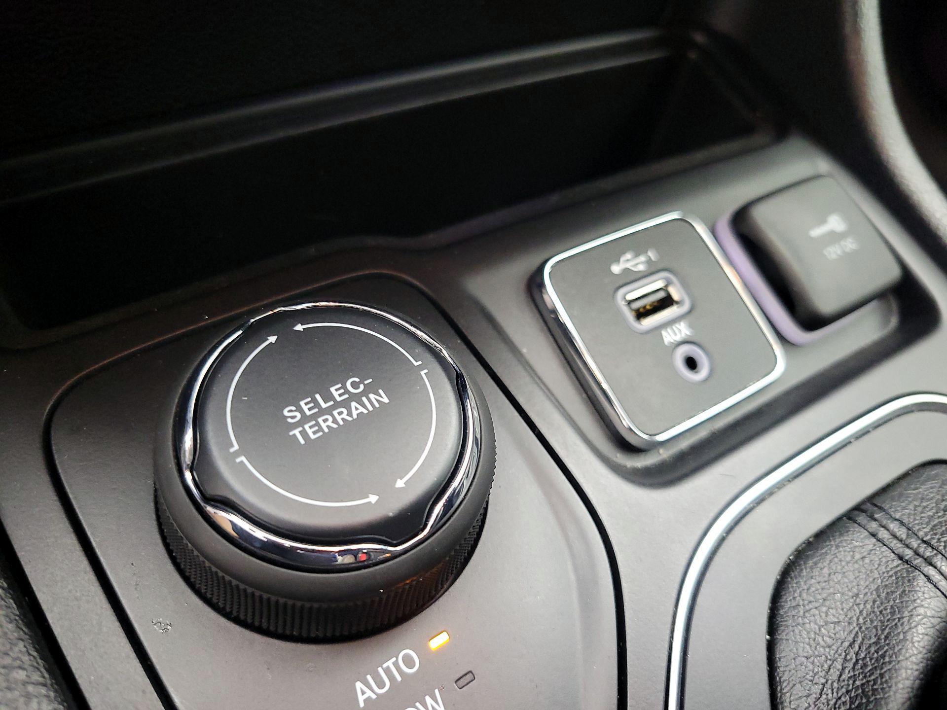 Thumbnail: 2019 Jeep Cherokee - 18